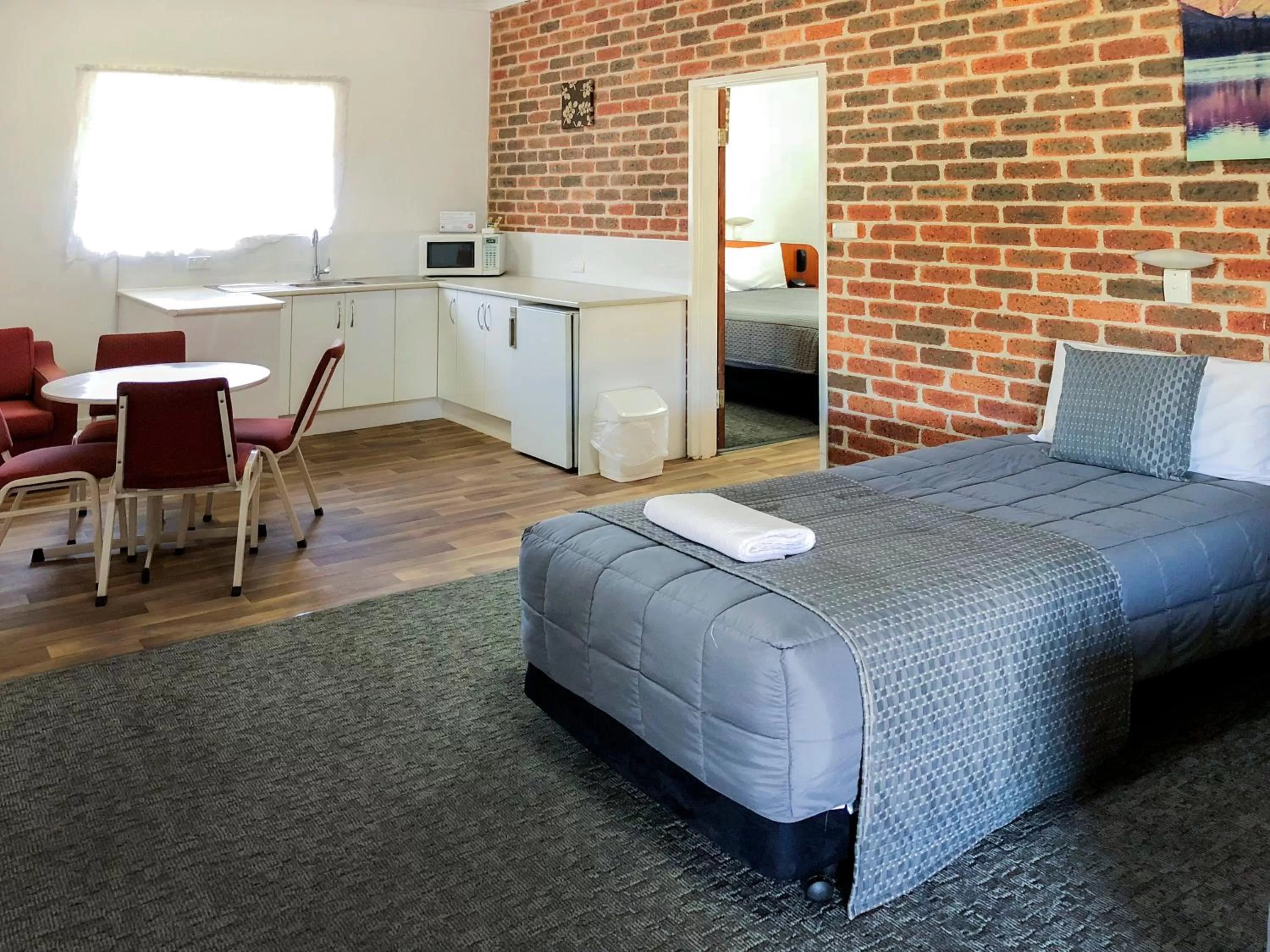 Photo of the whole room, Bed in Leeton Heritage Motor Inn