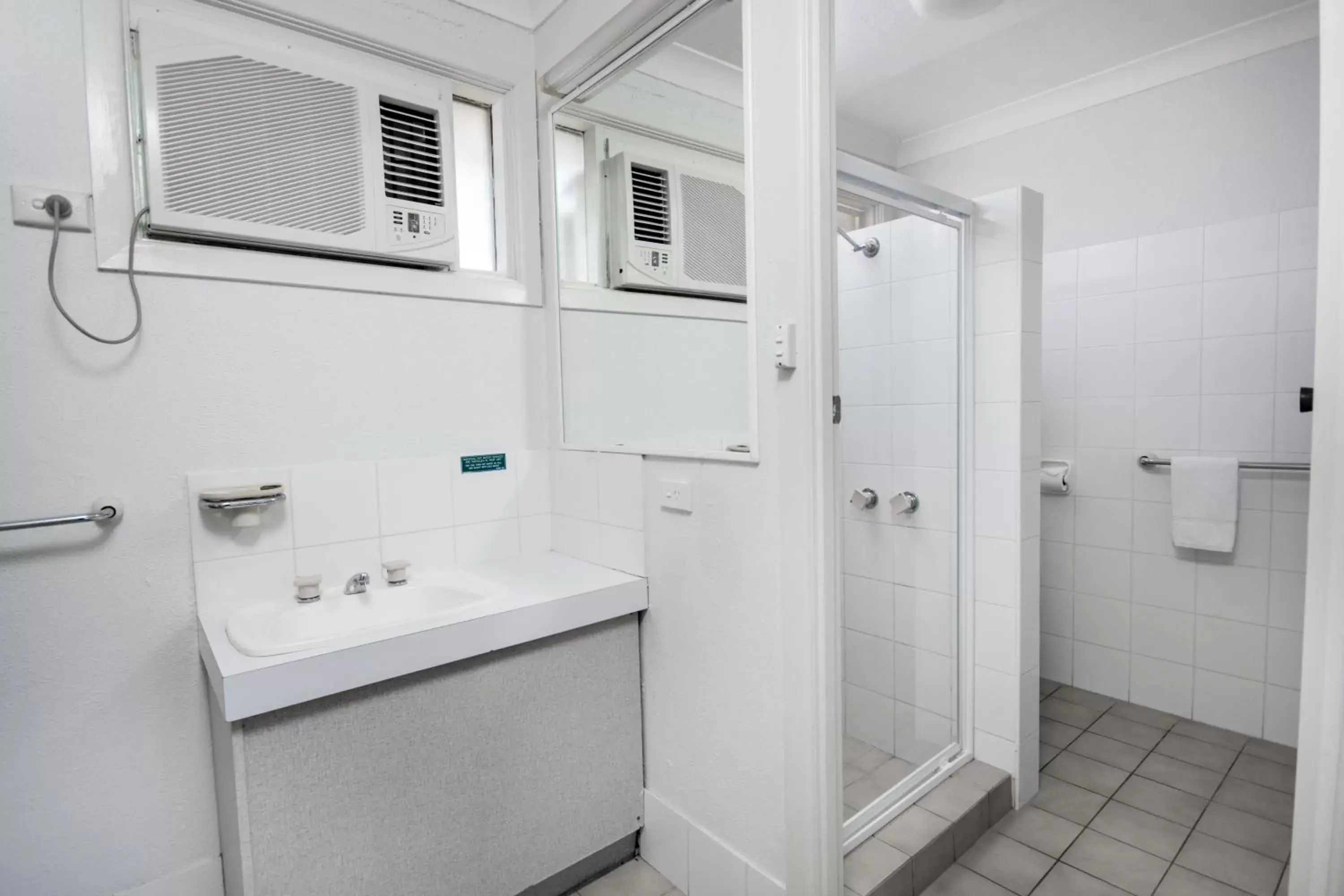 Shower, Bathroom in The Beach Motel Hervey Bay