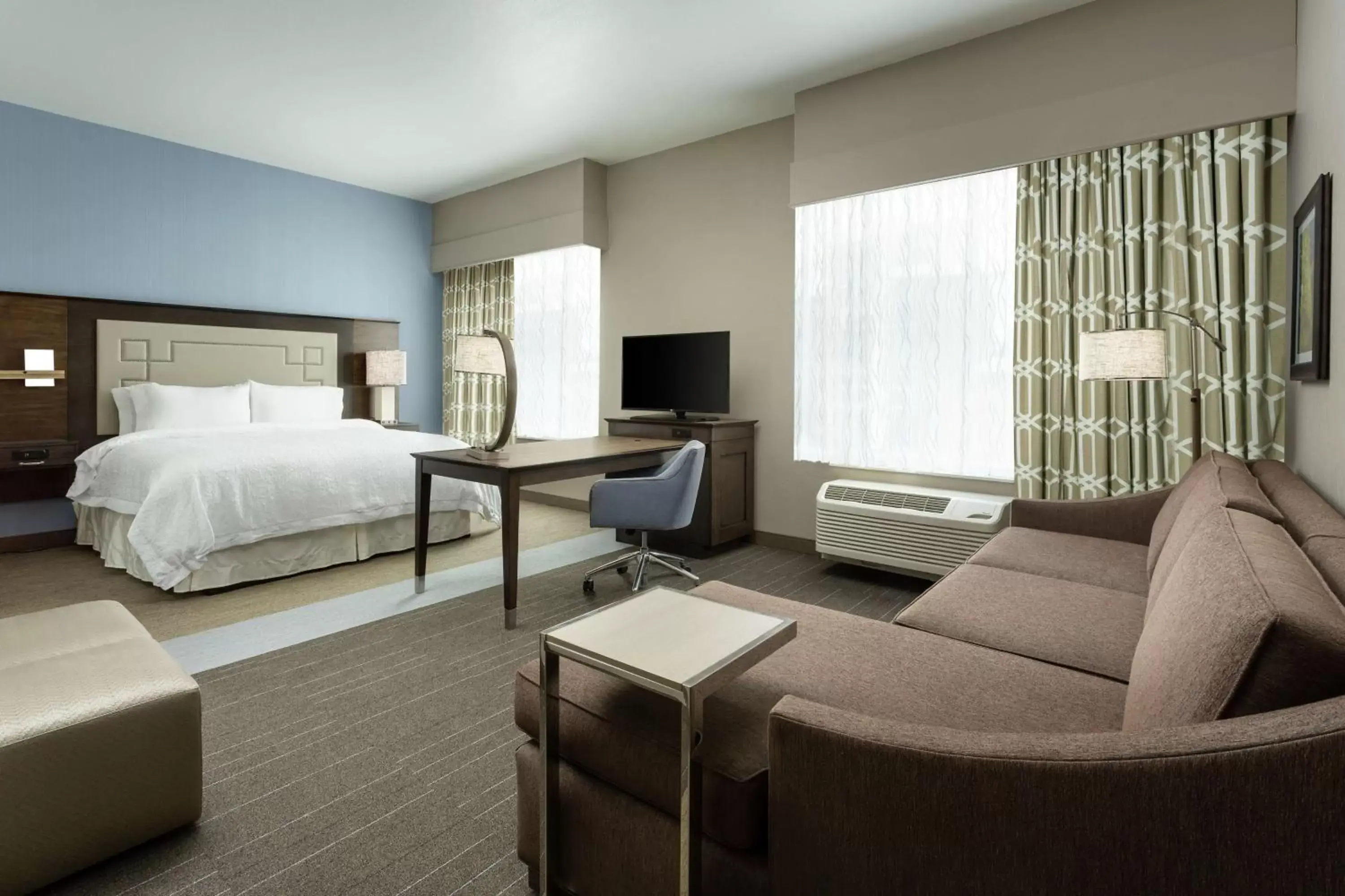 Bedroom in Hampton Inn & Suites - Napa, CA