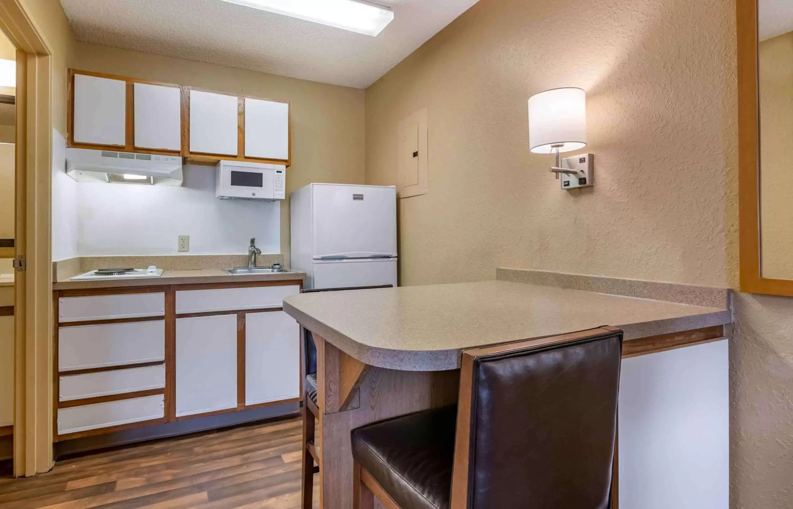 Bedroom, Kitchen/Kitchenette in Extended Stay America Suites - Jacksonville - Southside - St Johns Towne Ctr