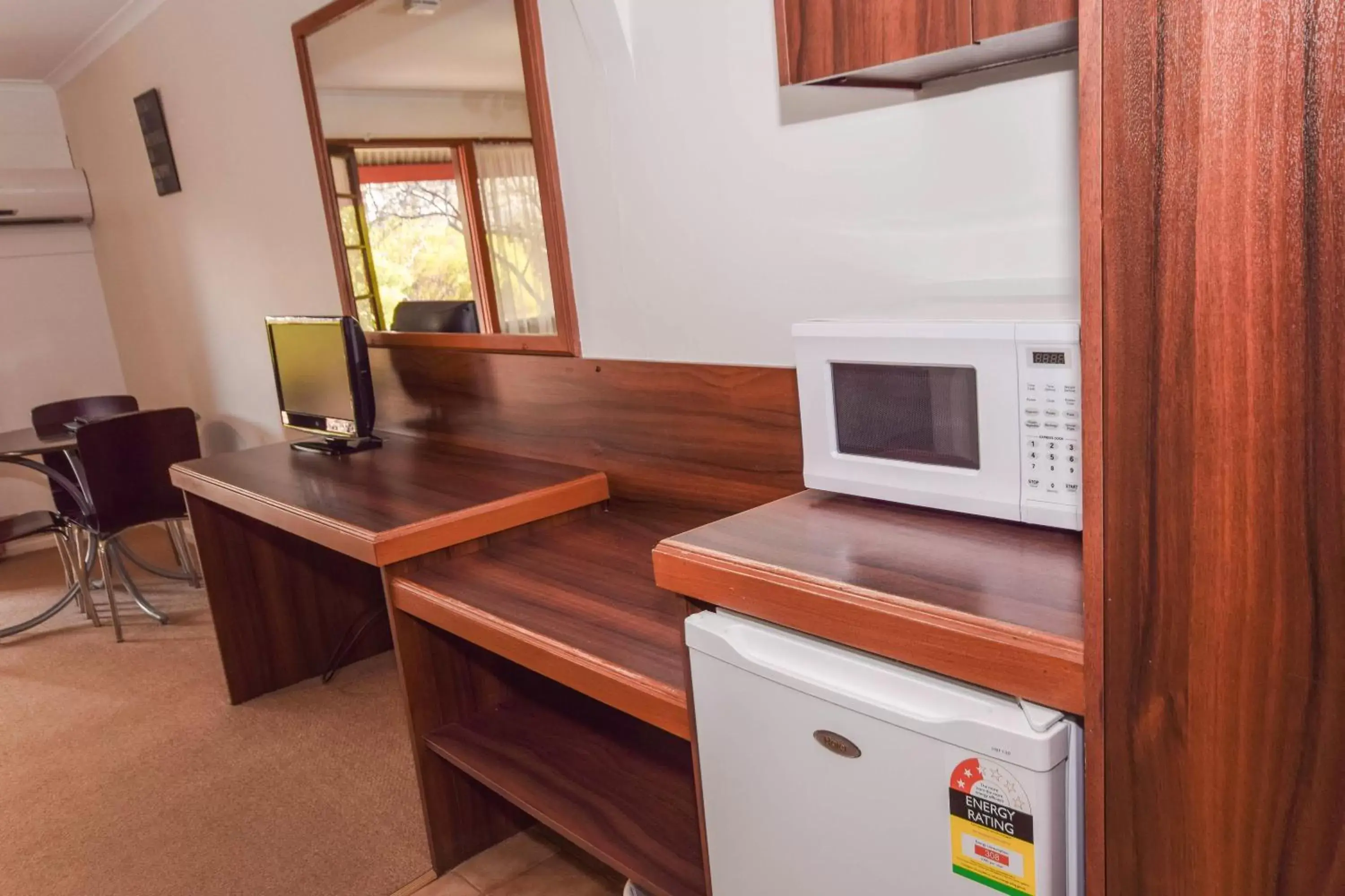 Living room, TV/Entertainment Center in River Country Inn