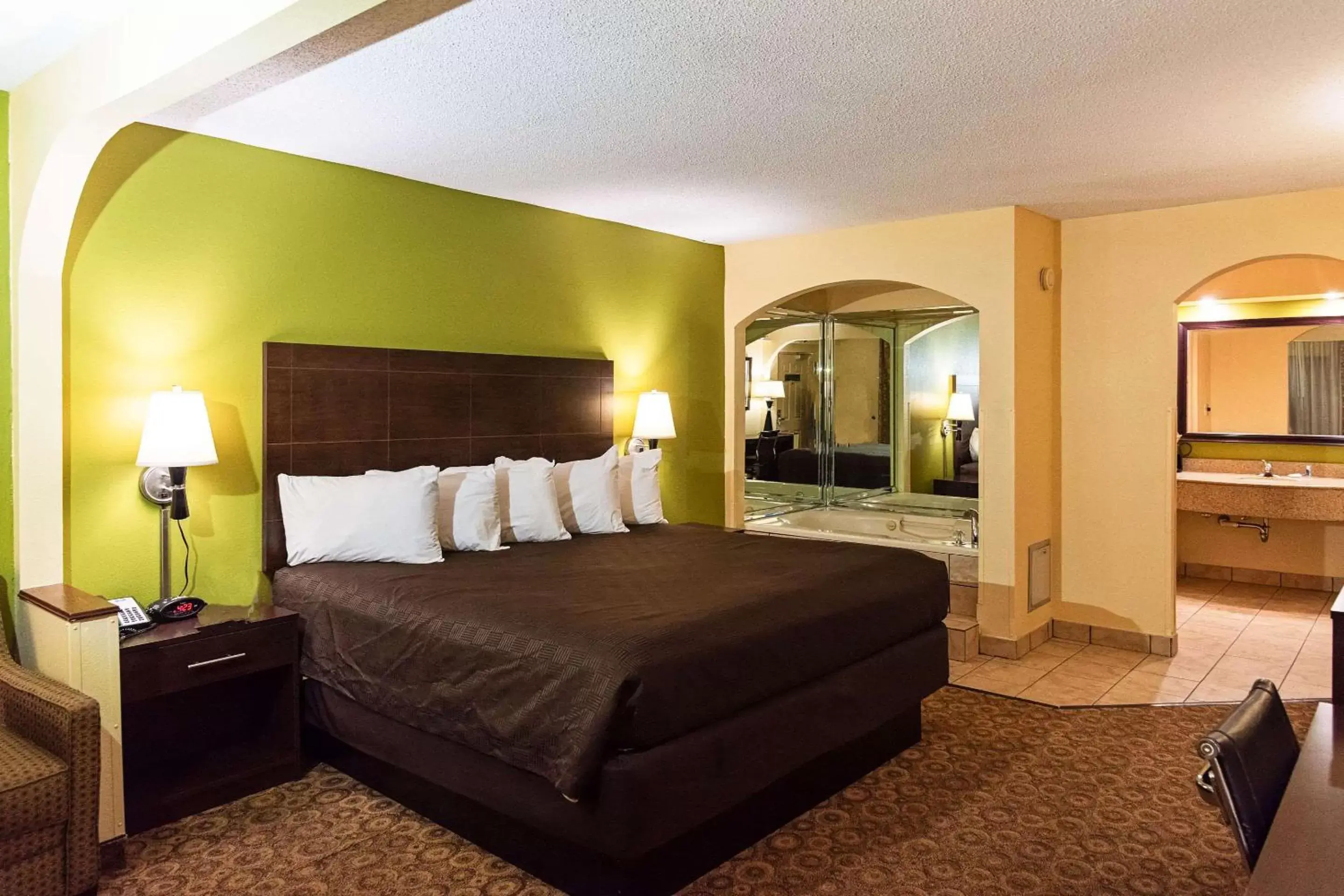 Photo of the whole room, Bed in Rodeway Inn & Suites