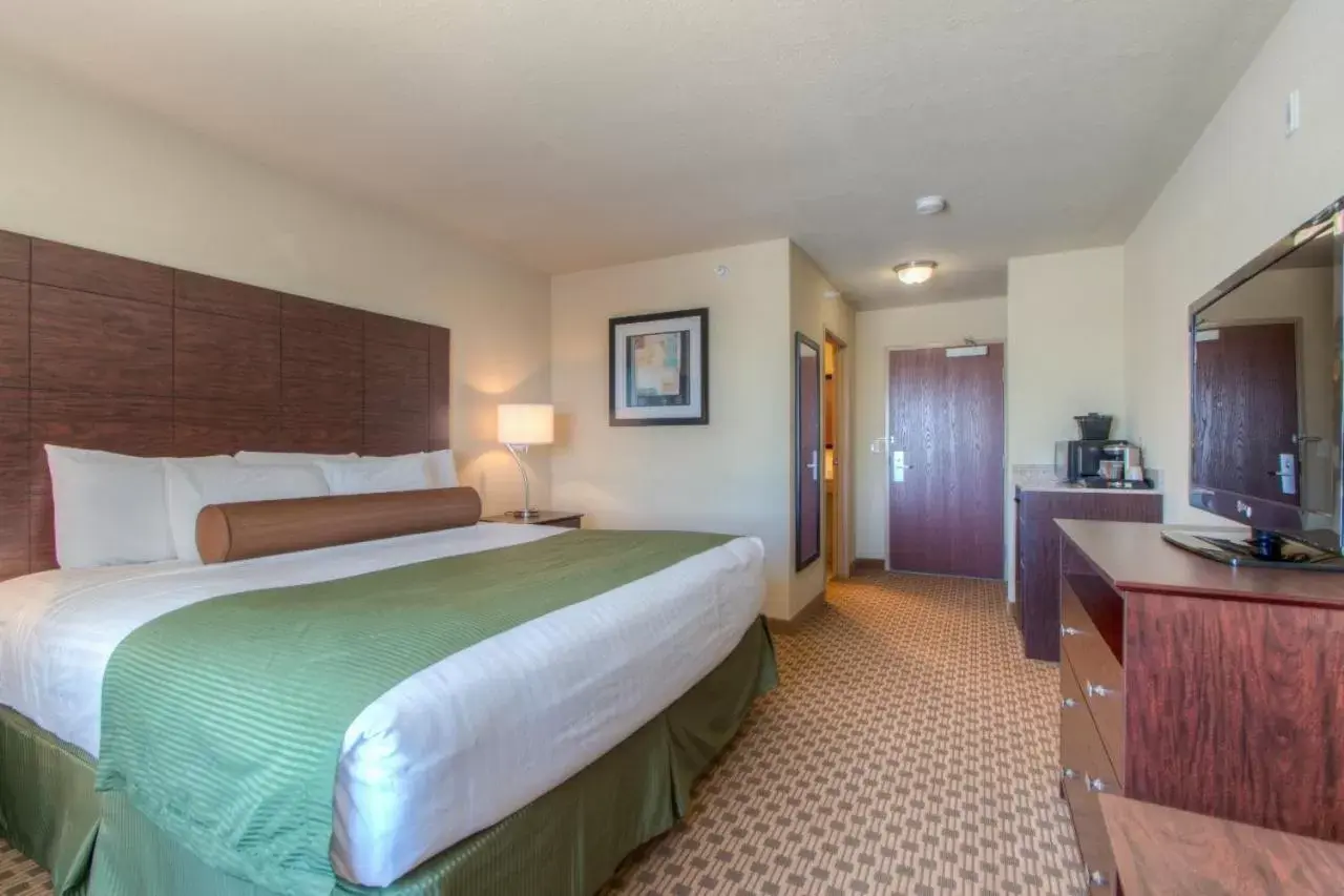 Bed in Cobblestone Hotel & Suites - Knoxville