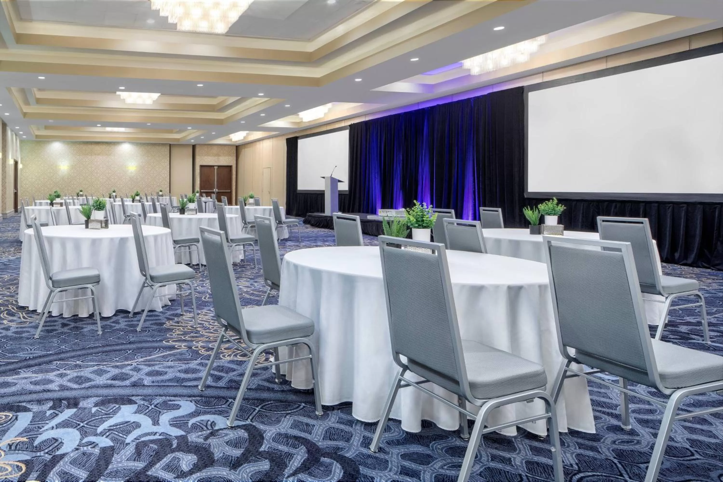 Lounge or bar in Delta Hotels by Marriott Philadelphia Airport