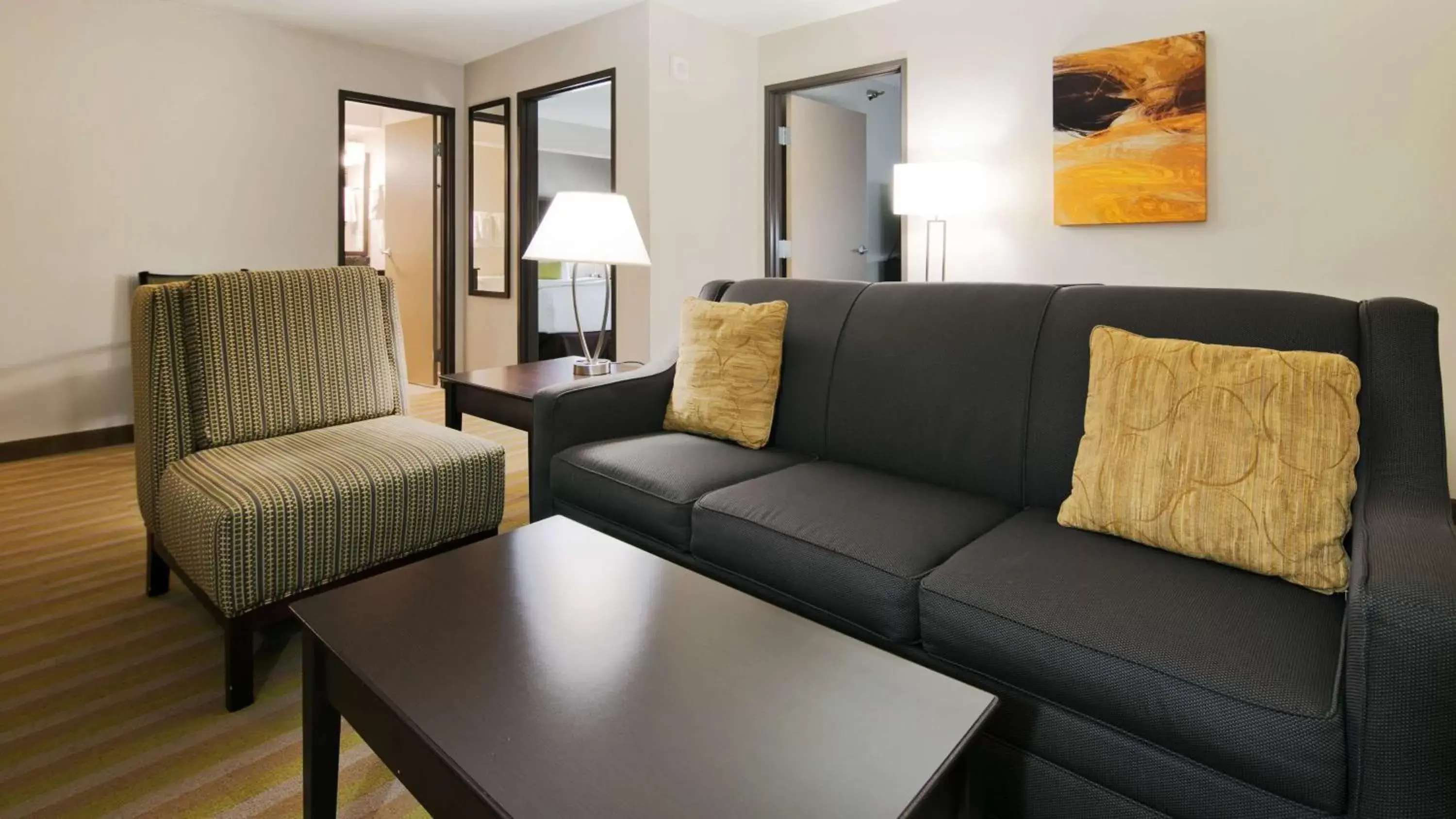 Photo of the whole room, Seating Area in Best Western Harvest Inn & Suites