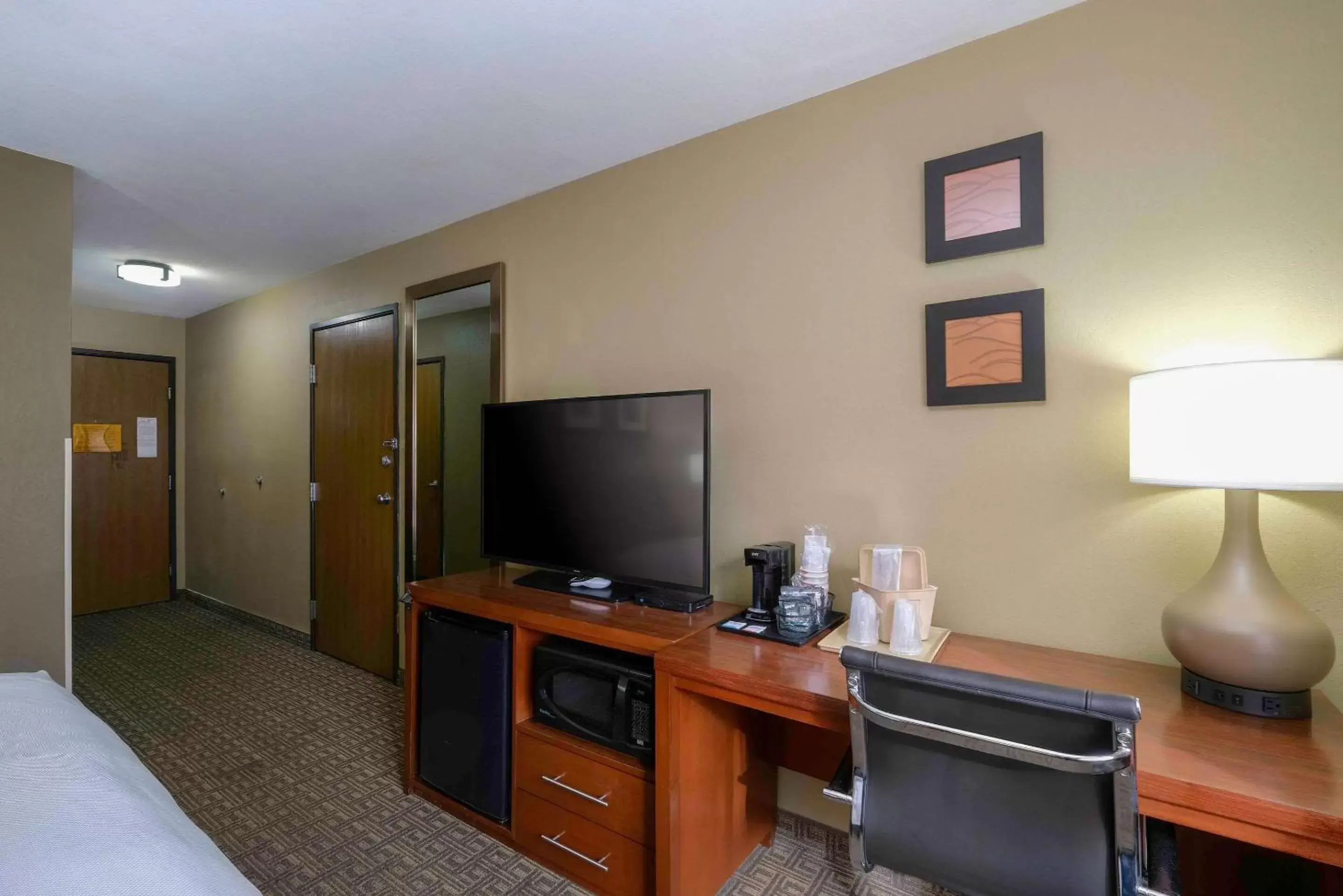 Photo of the whole room, TV/Entertainment Center in Comfort Inn Near Gila National Forest