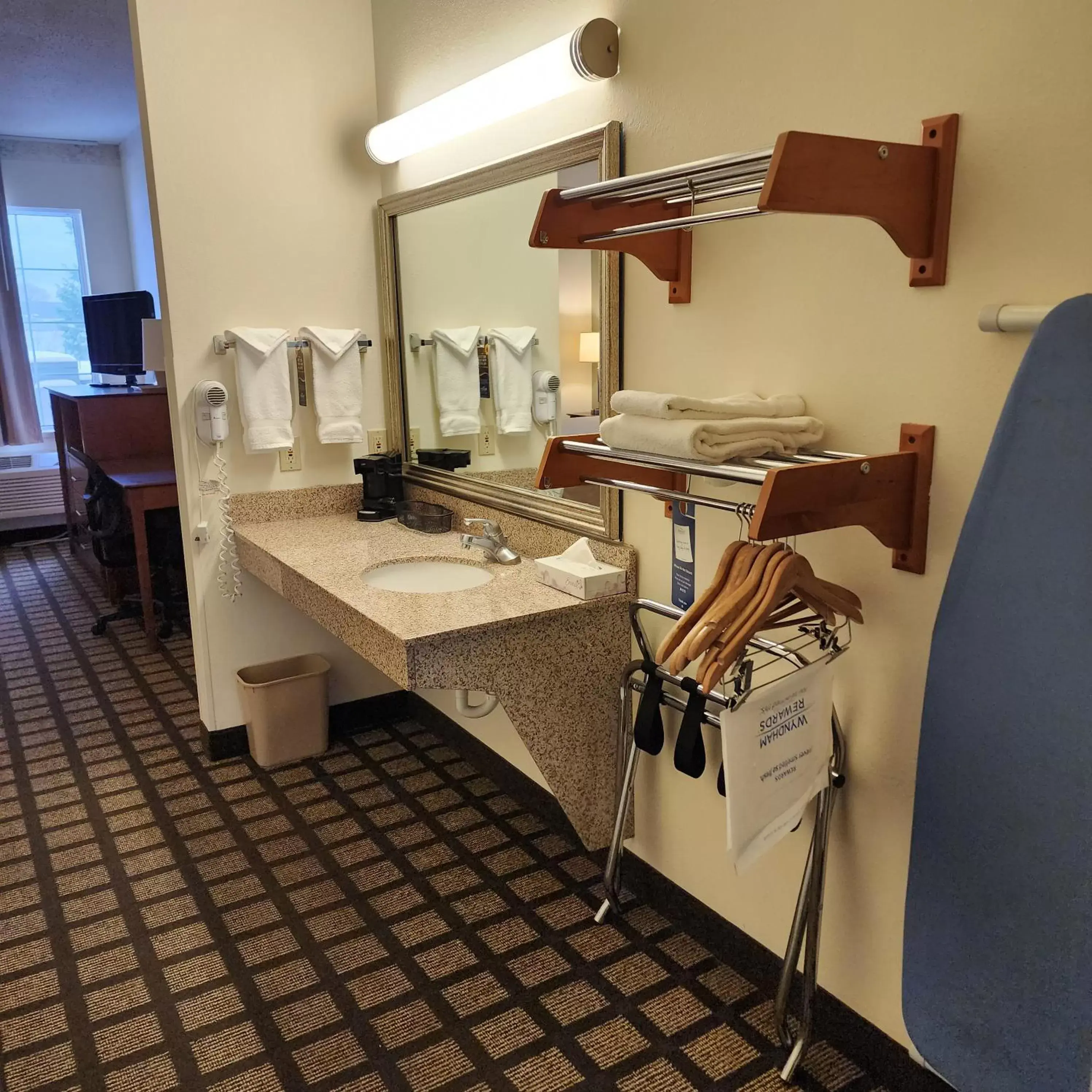 Facility for disabled guests, Kitchen/Kitchenette in Baymont by Wyndham Mackinaw City