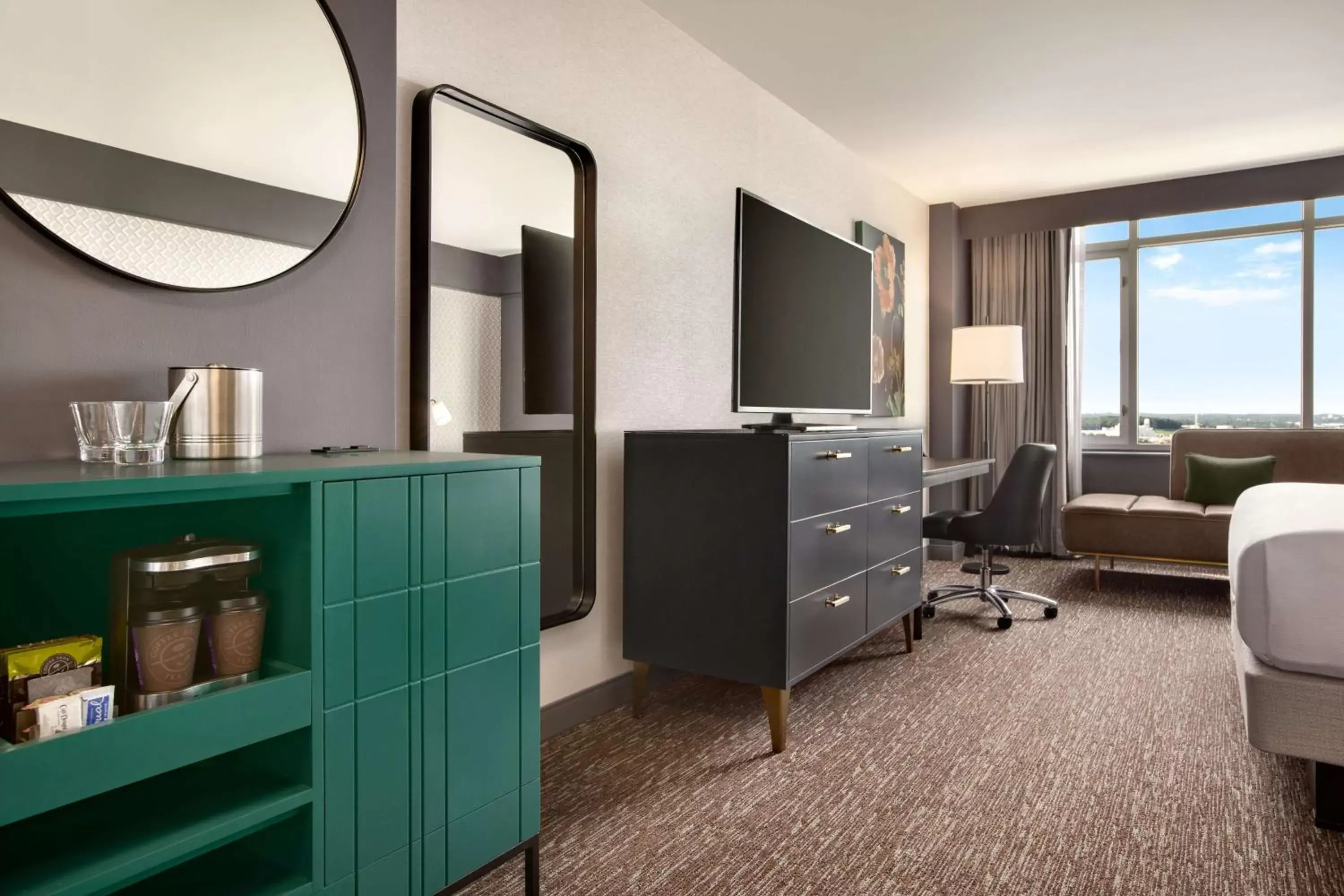 Bedroom, Kitchen/Kitchenette in Hilton Baltimore BWI Airport