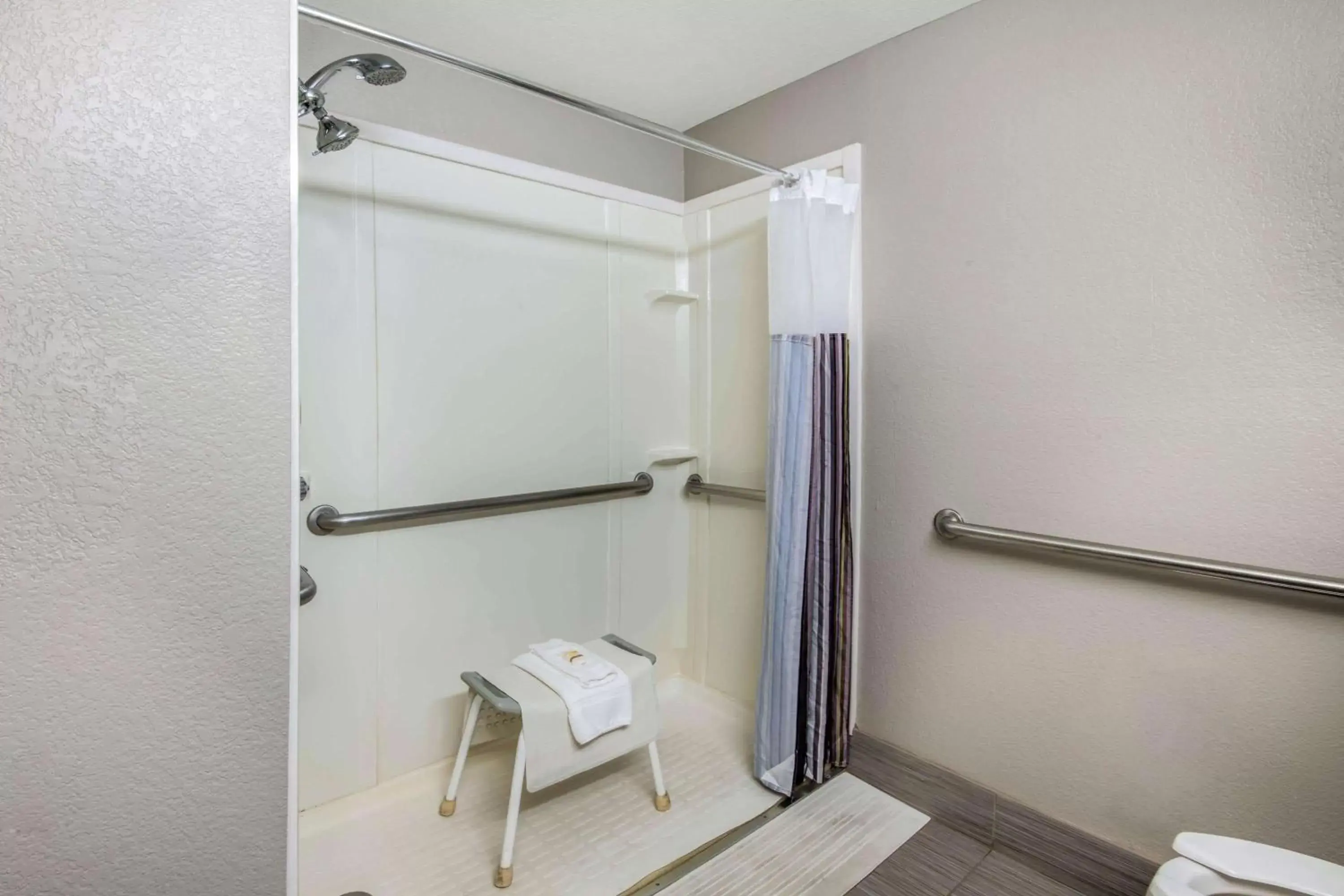 Shower, Bathroom in La Quinta Inn by Wyndham San Antonio Brooks City Base