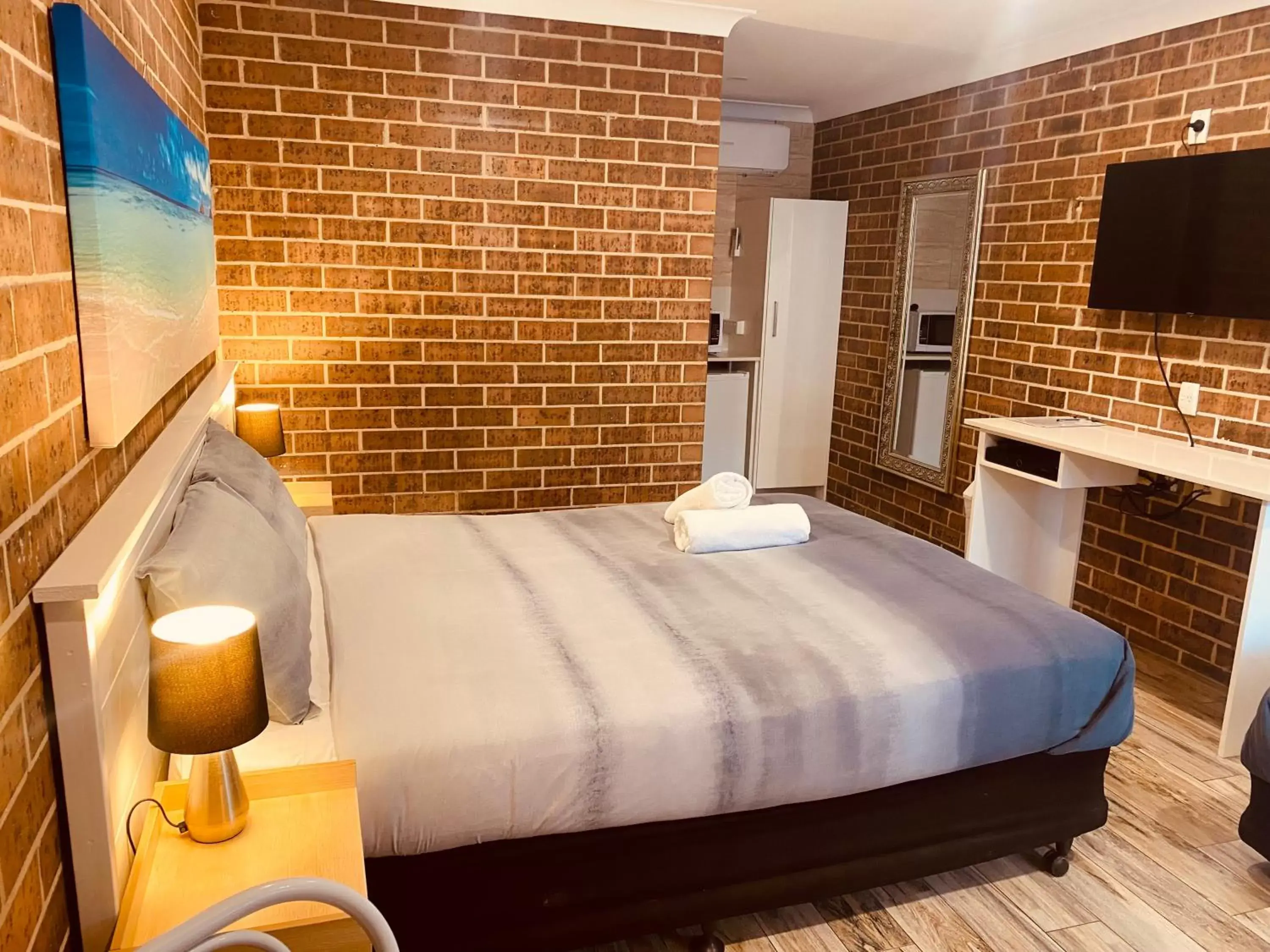 Bed in Buccaneer Motel Bed in Buccaneer Motel