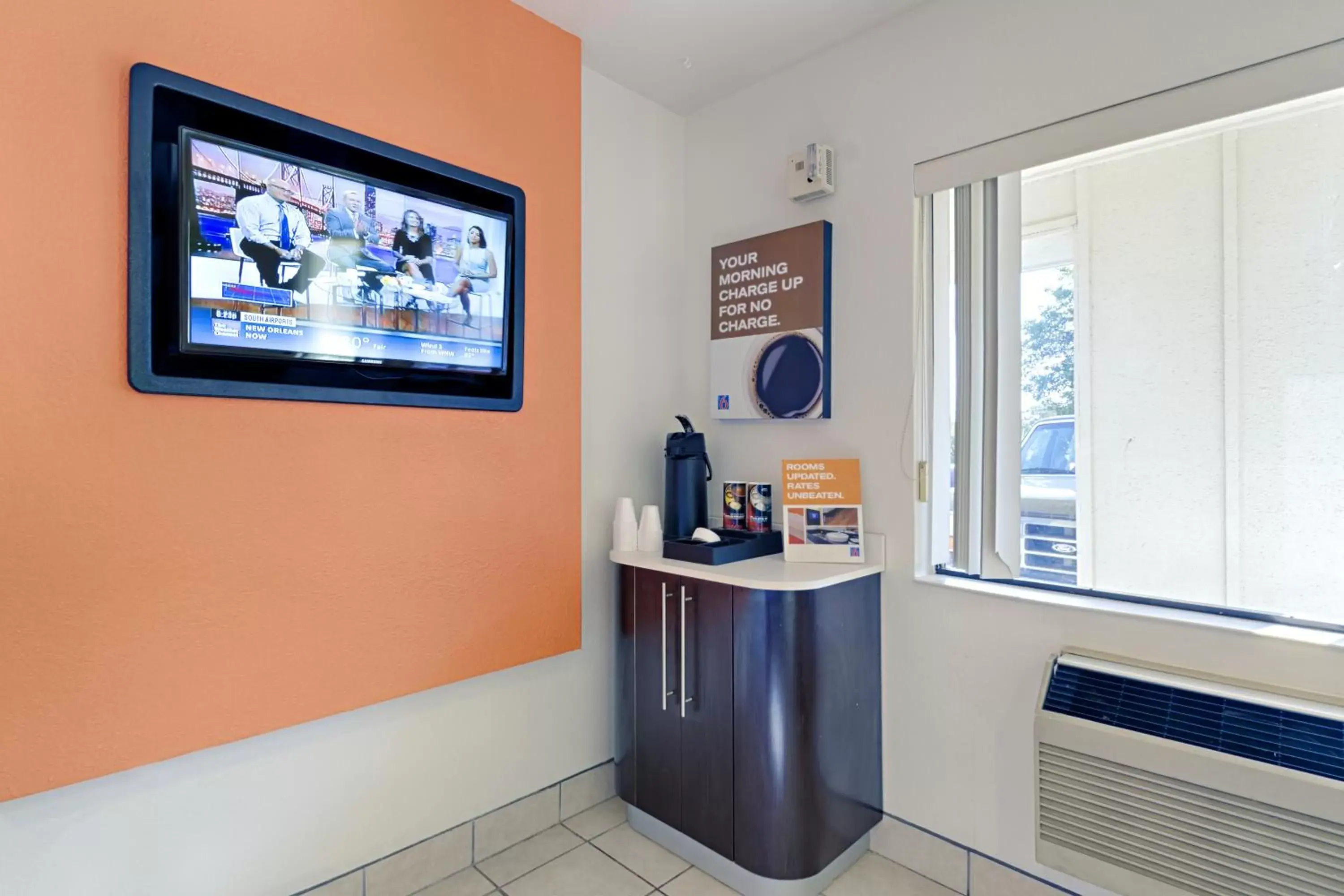 Communal lounge/ TV room, TV/Entertainment Center in Motel 6-Laurel, DC - Washington Northeast