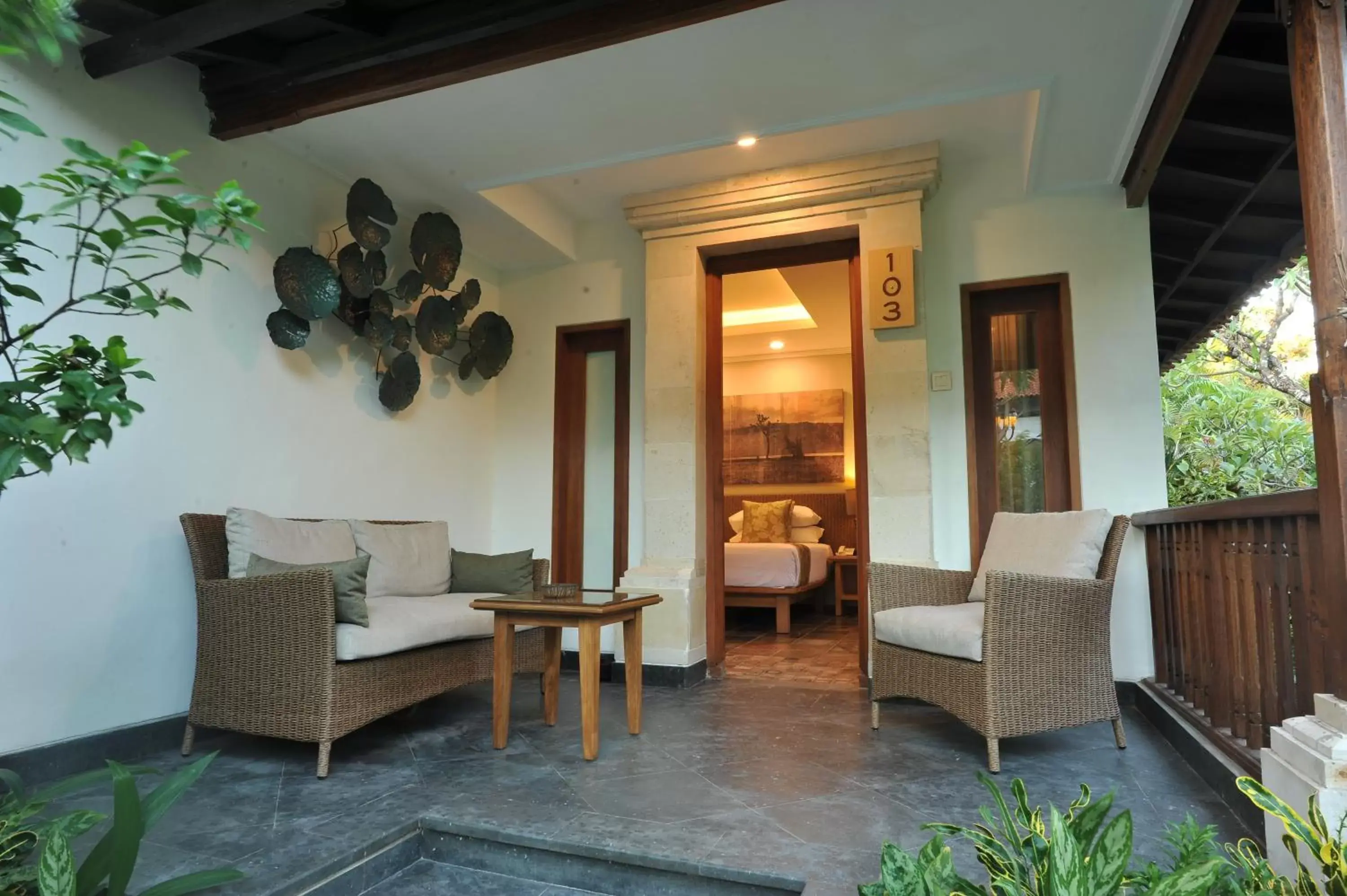 Balcony/Terrace, Seating Area in Puri Raja Hotel