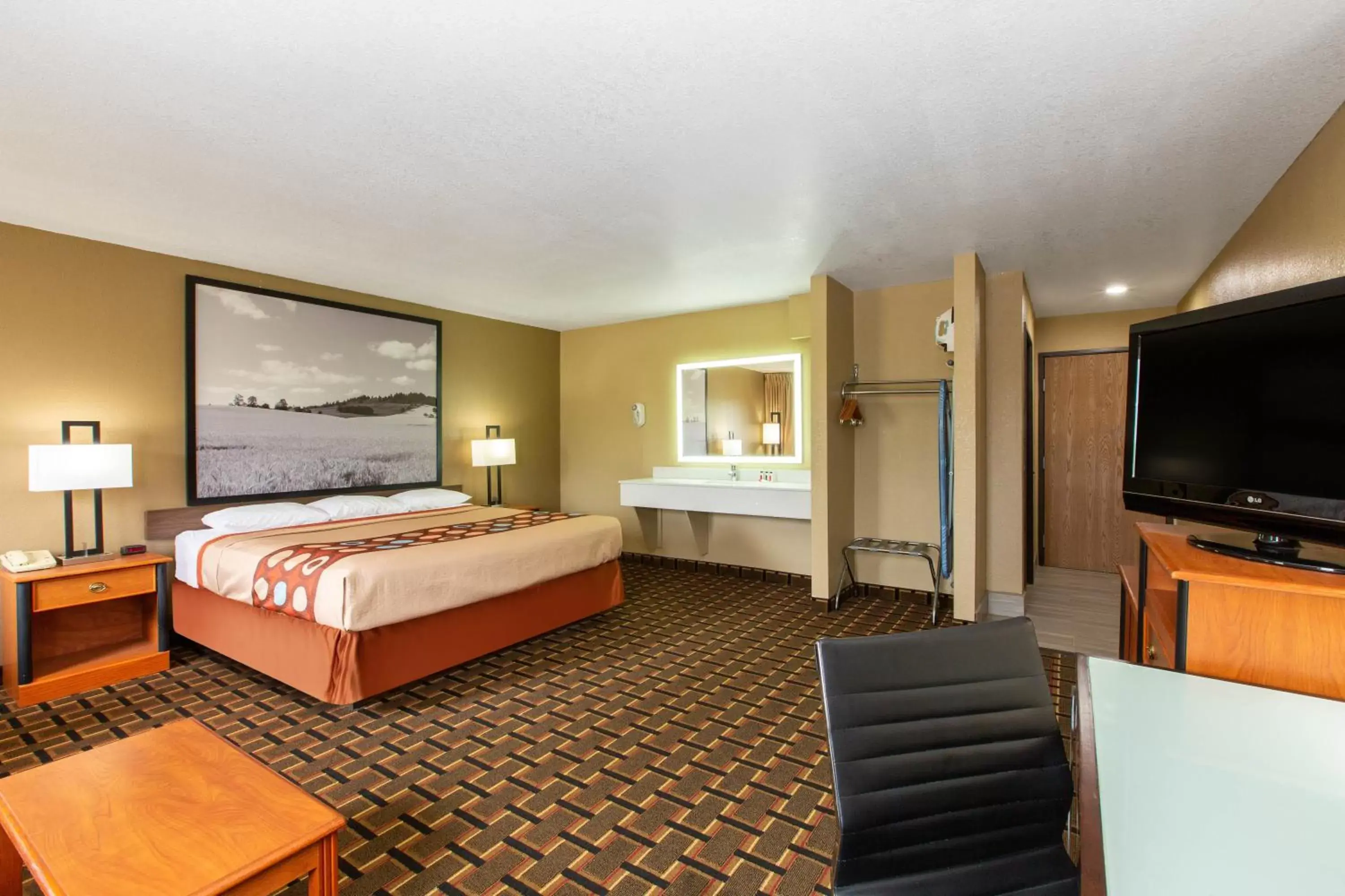 Bathroom, Bed in Super 8 by Wyndham Ottawa