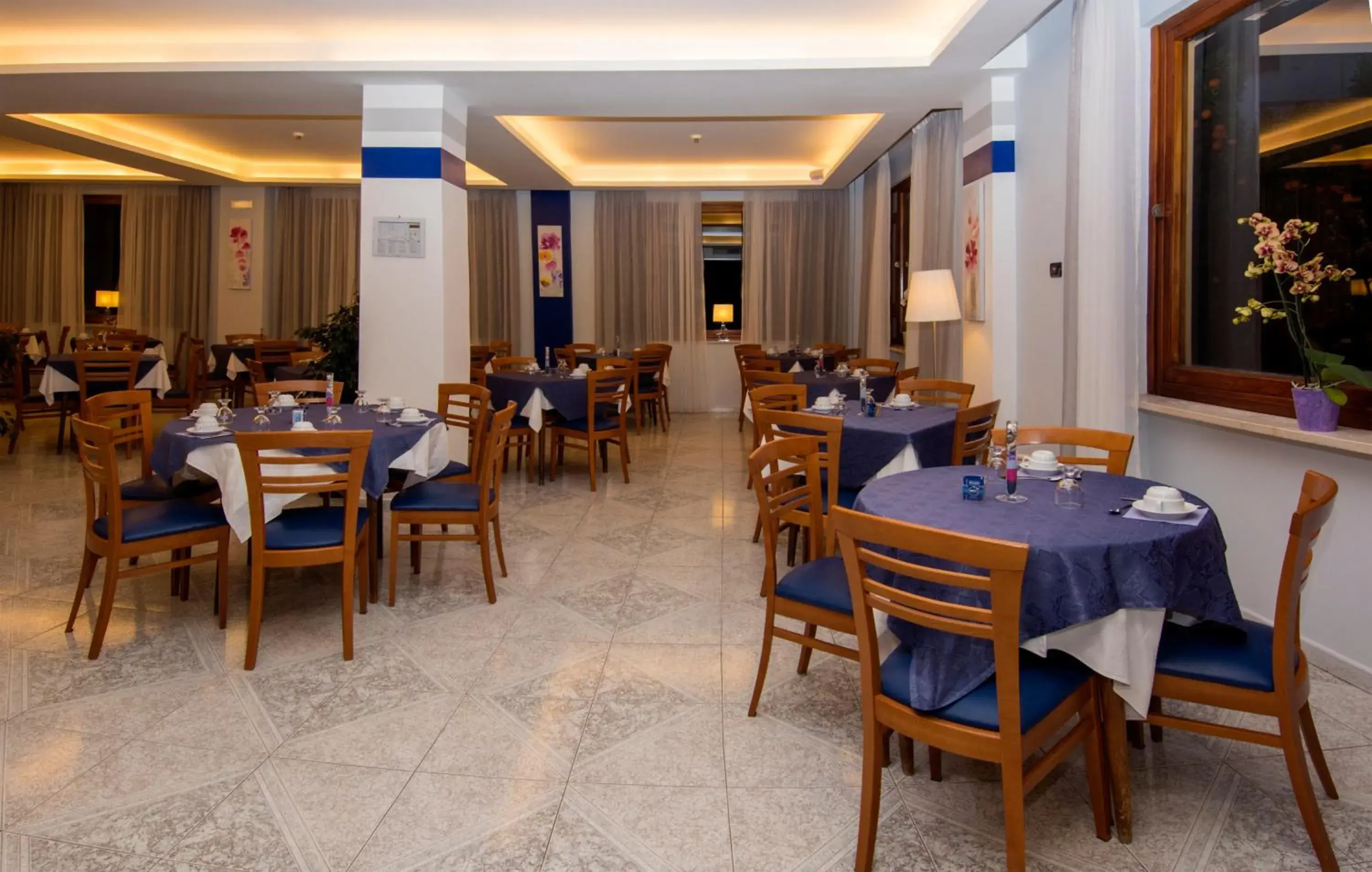 Area and facilities, Restaurant/Places to Eat in Hotel Leone