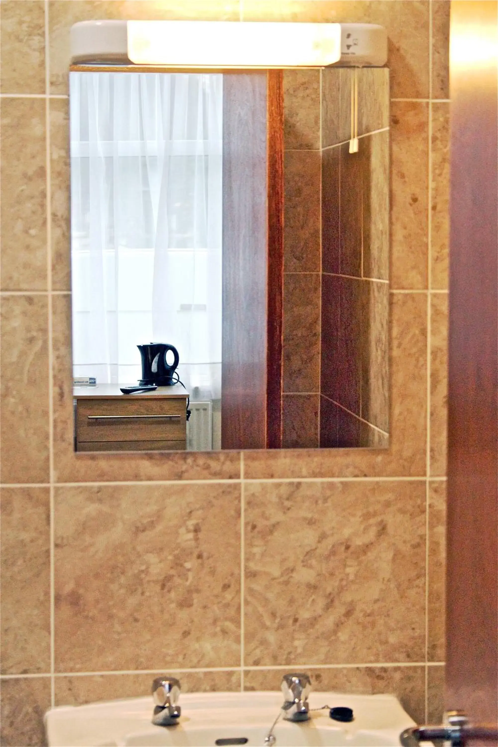 Bathroom, Kitchen/Kitchenette in OYO Central Hotel Golders Green