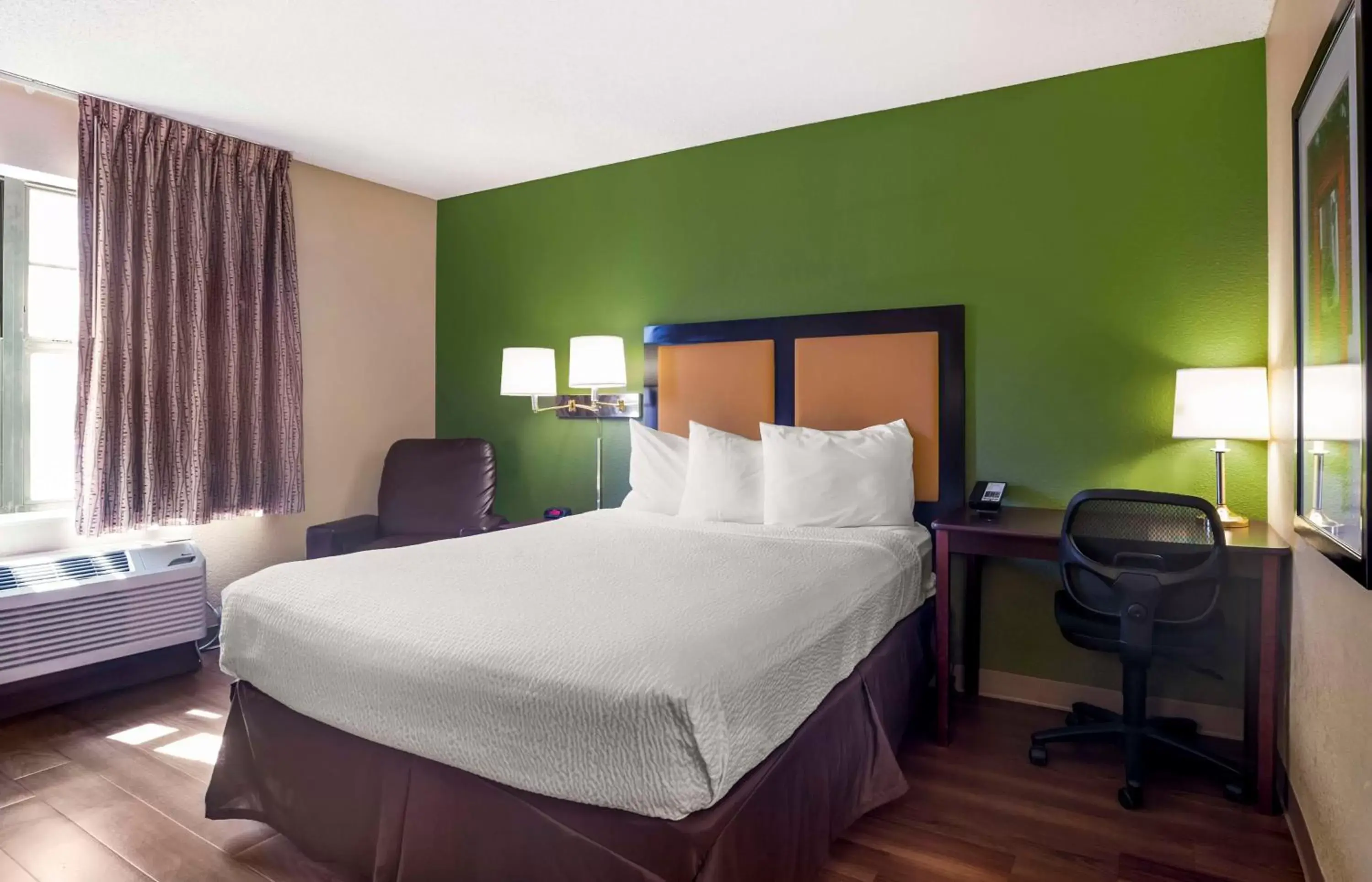 Bedroom, Bed in Extended Stay America Suites - San Diego - Mission Valley - Stadium