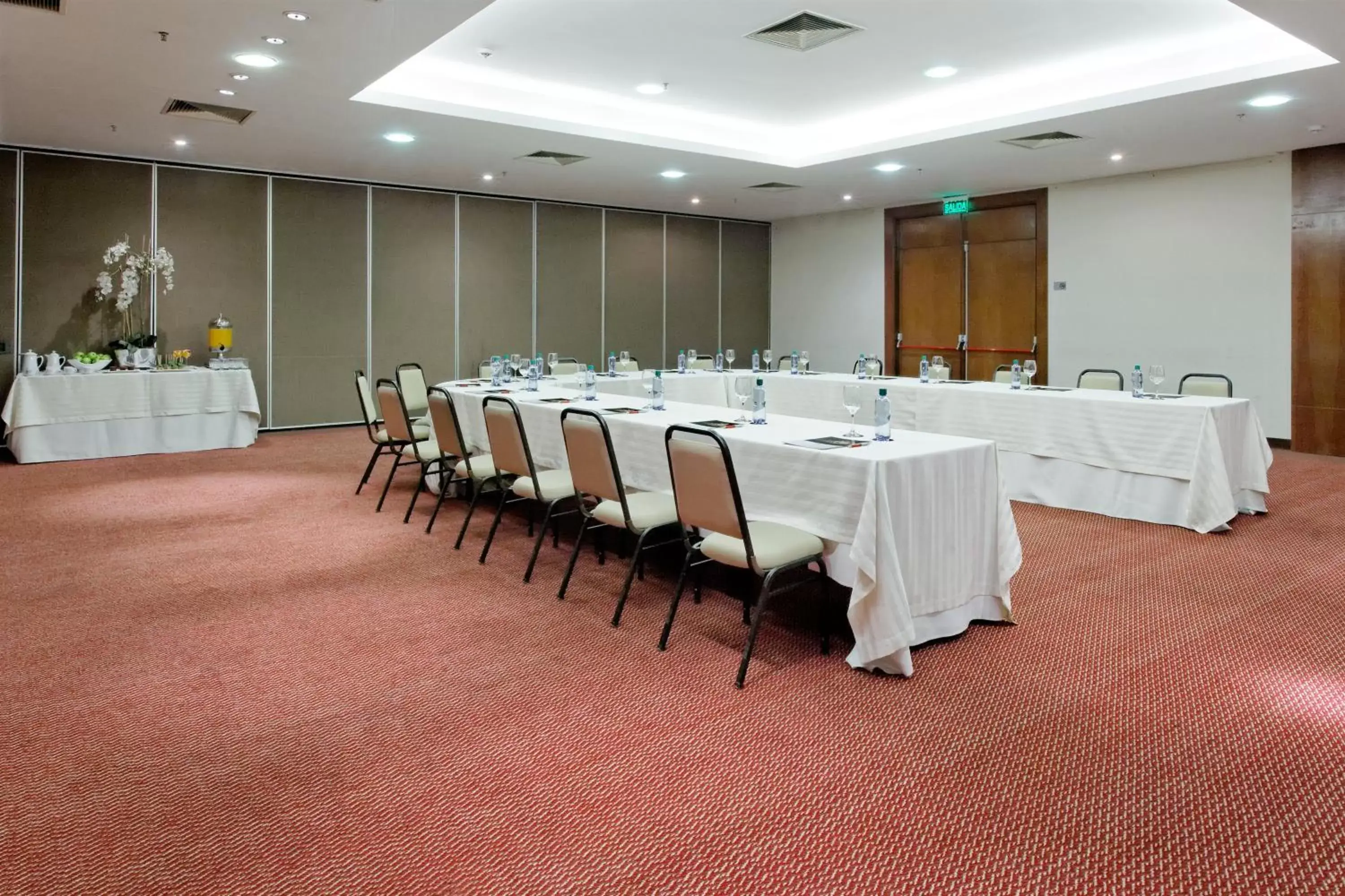 Meeting/conference room in Crowne Plaza Asunción, an IHG Hotel