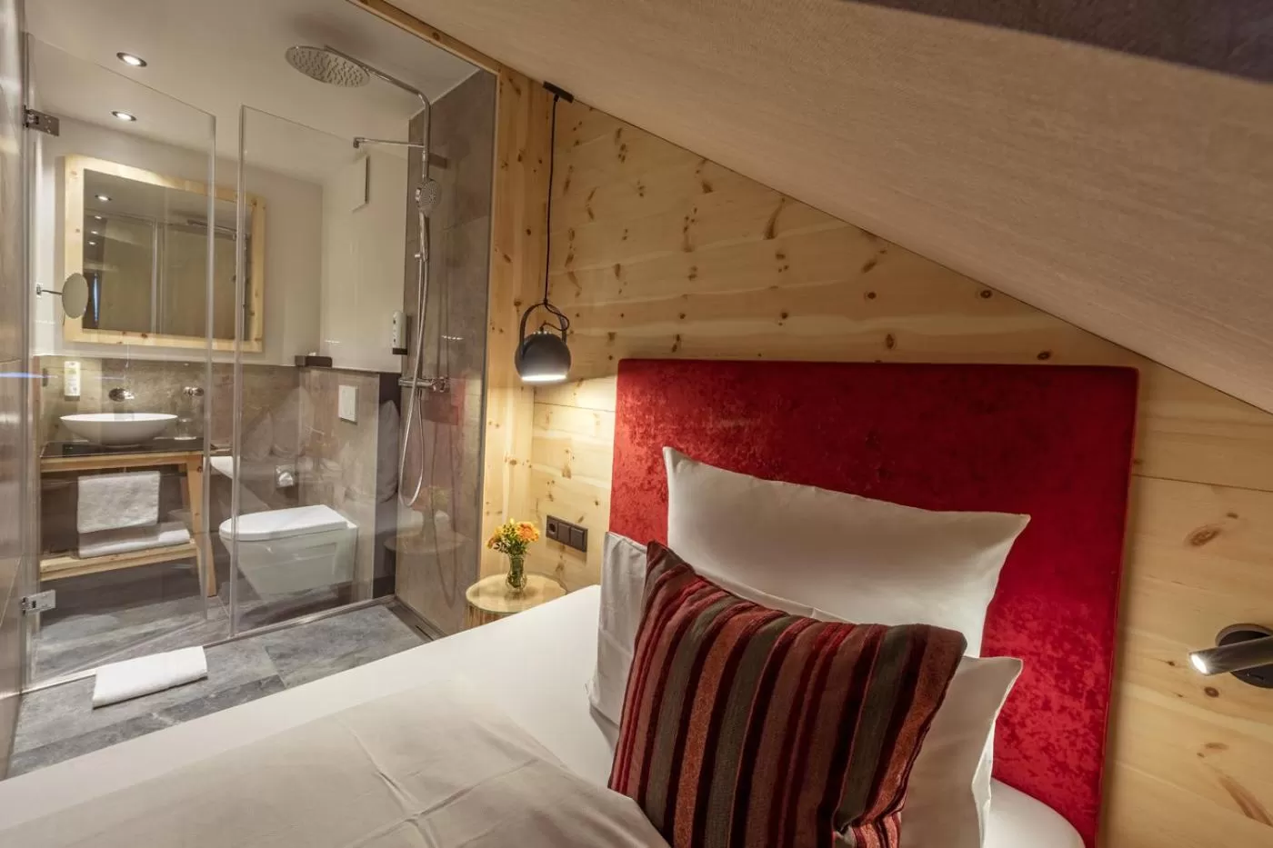 Bathroom, Bed in Hotel Schäfflerwirt