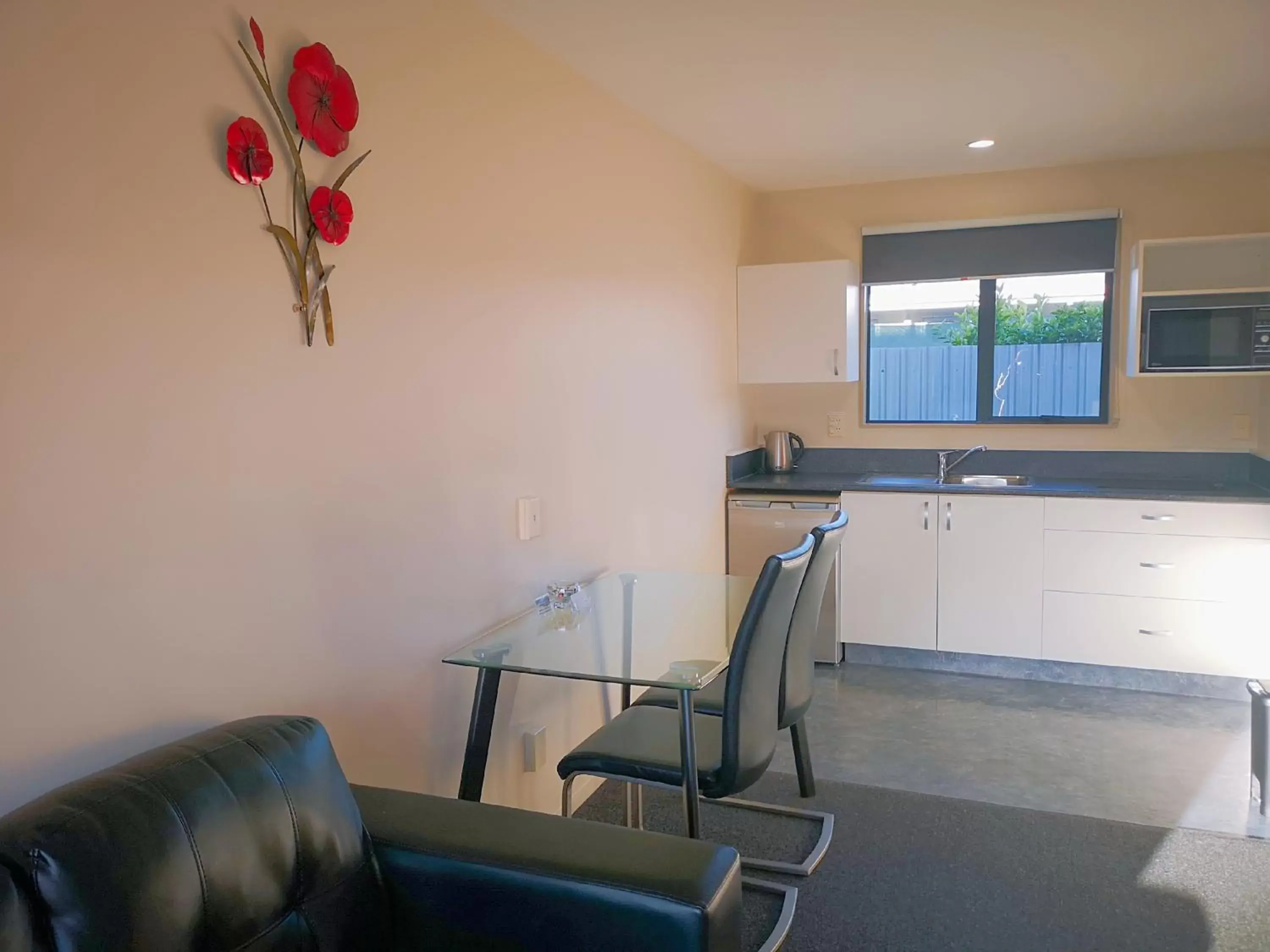 Coffee/tea facilities, Kitchen/Kitchenette in Aston Court Motel