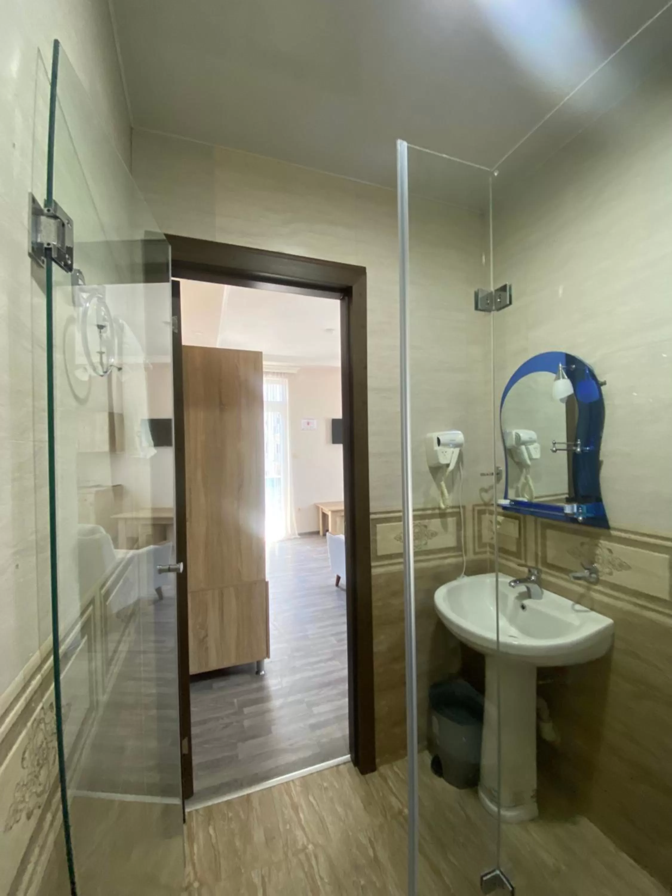 Bathroom in Hotel Garanti