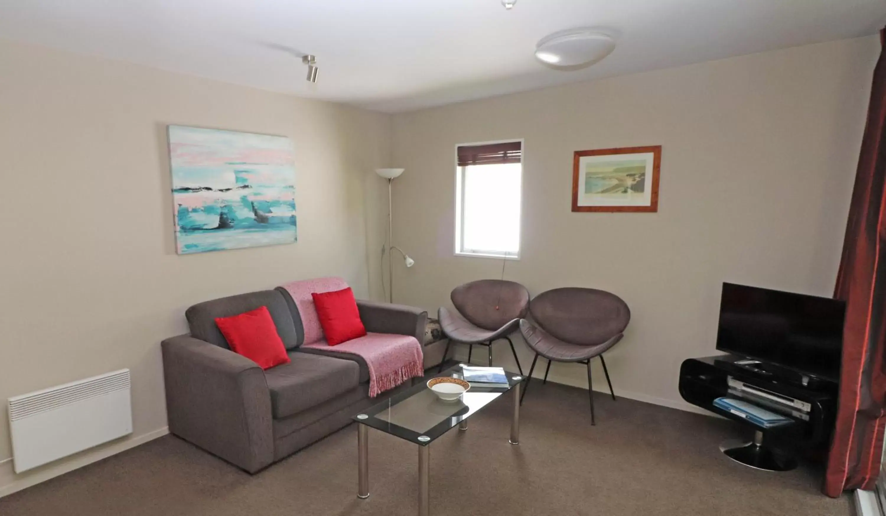 TV and multimedia, Seating Area in Sumner Bay Motel