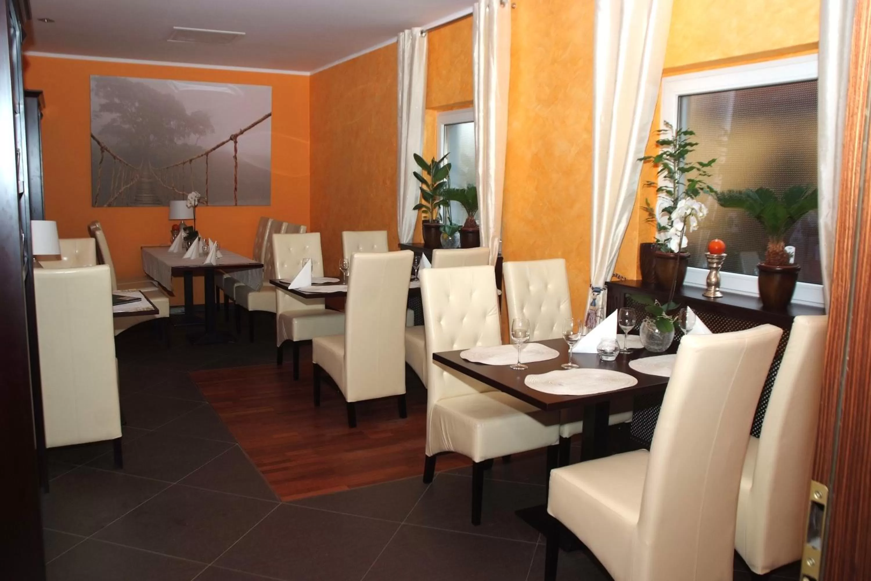 Restaurant/places to eat in Tenis Club