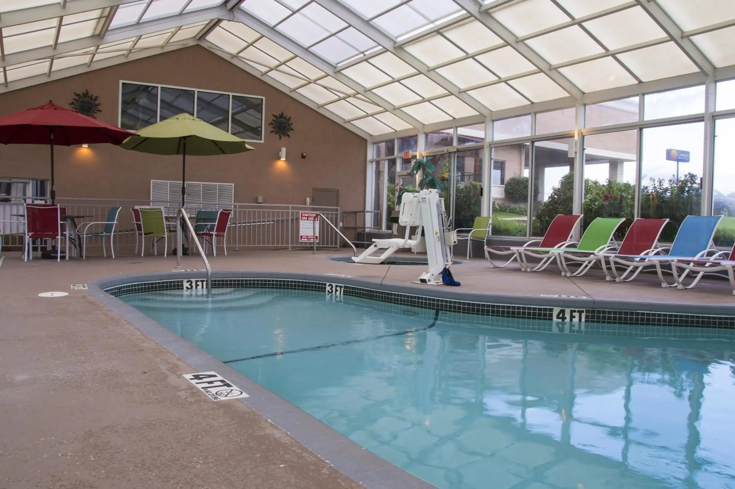 Swimming Pool in Lamplighter Inn and Suites - North