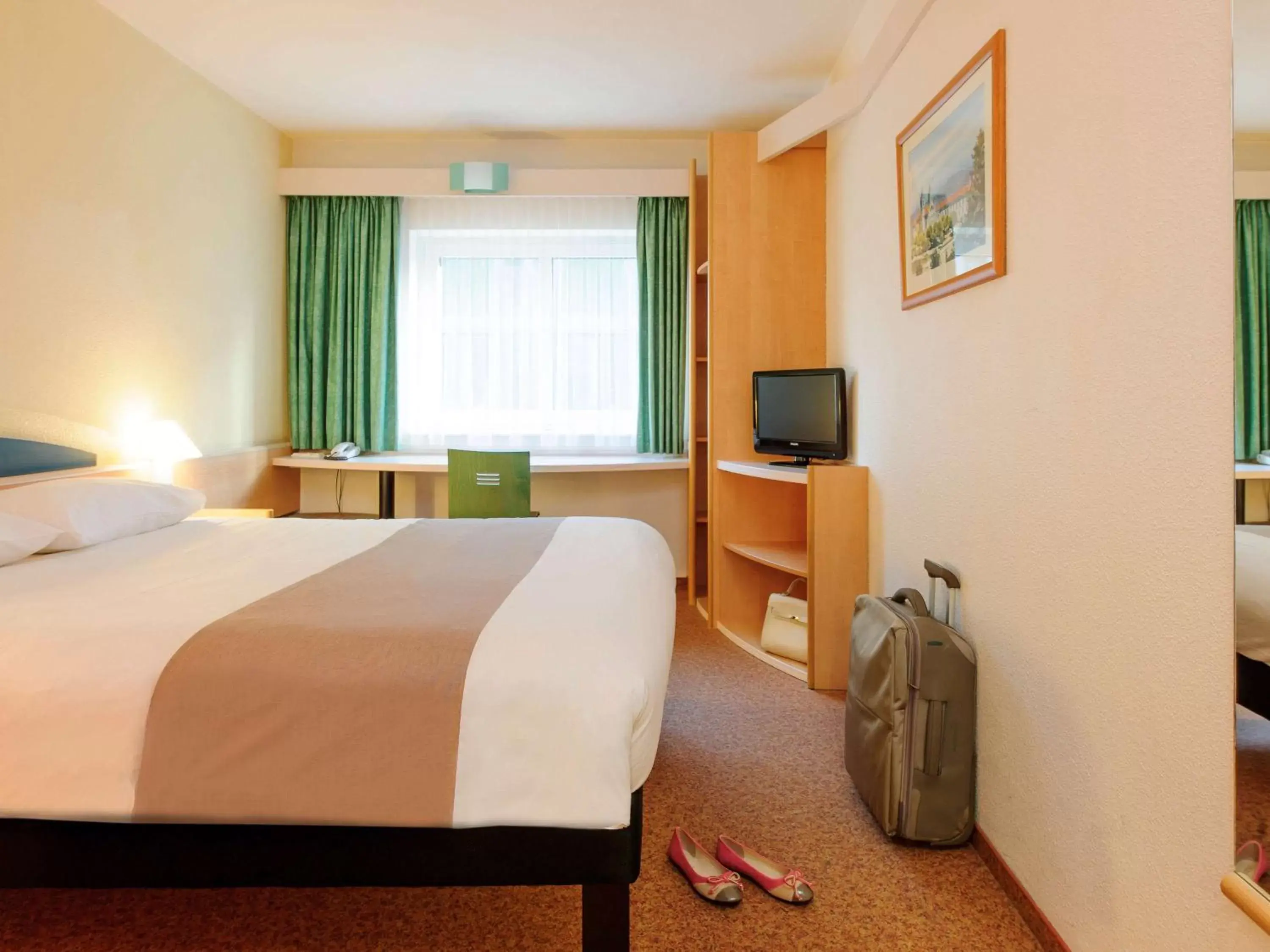 Photo of the whole room, Bed in ibis Fulda City