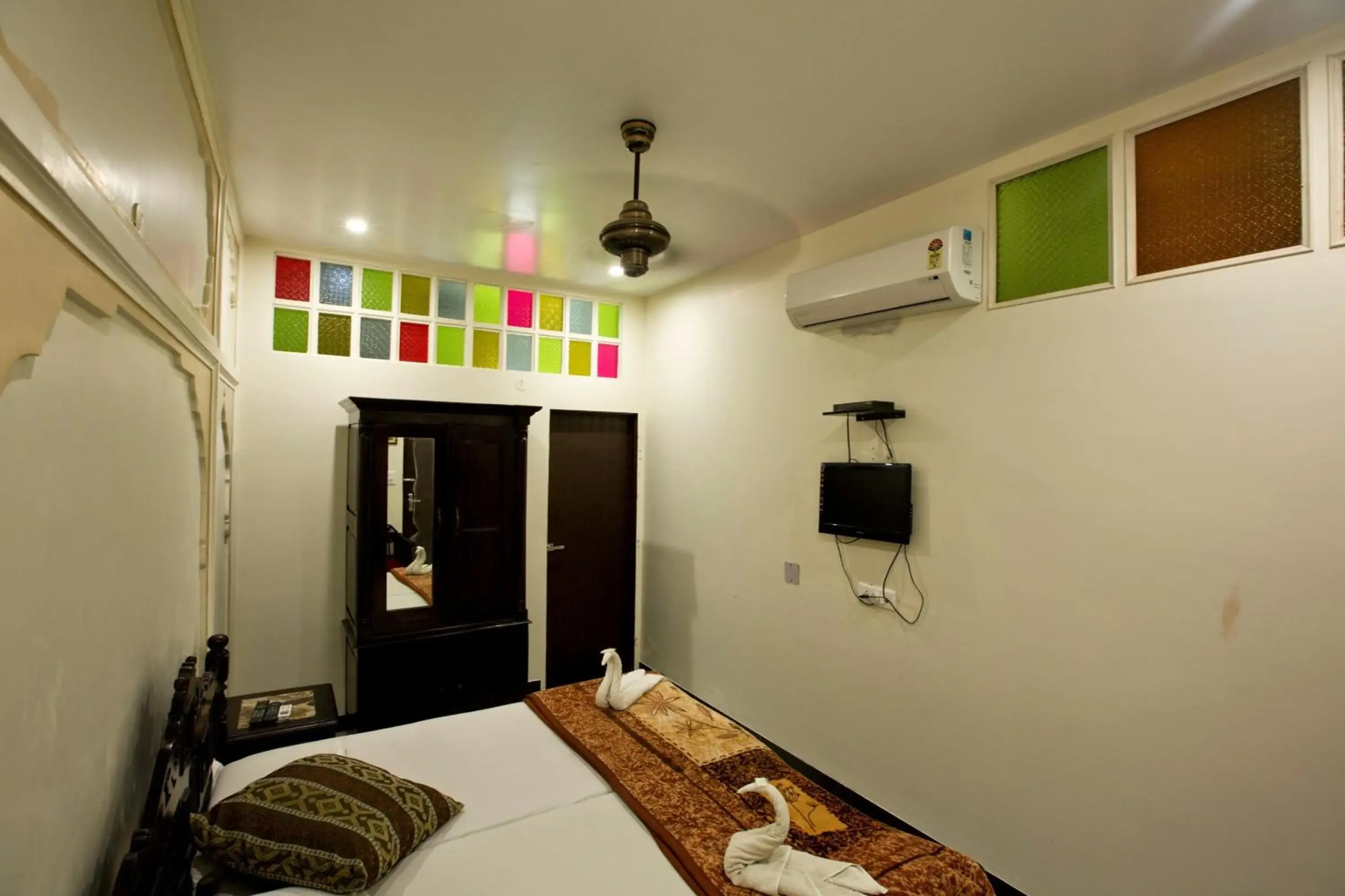 Bedroom, Bed in Hotel Kalyan