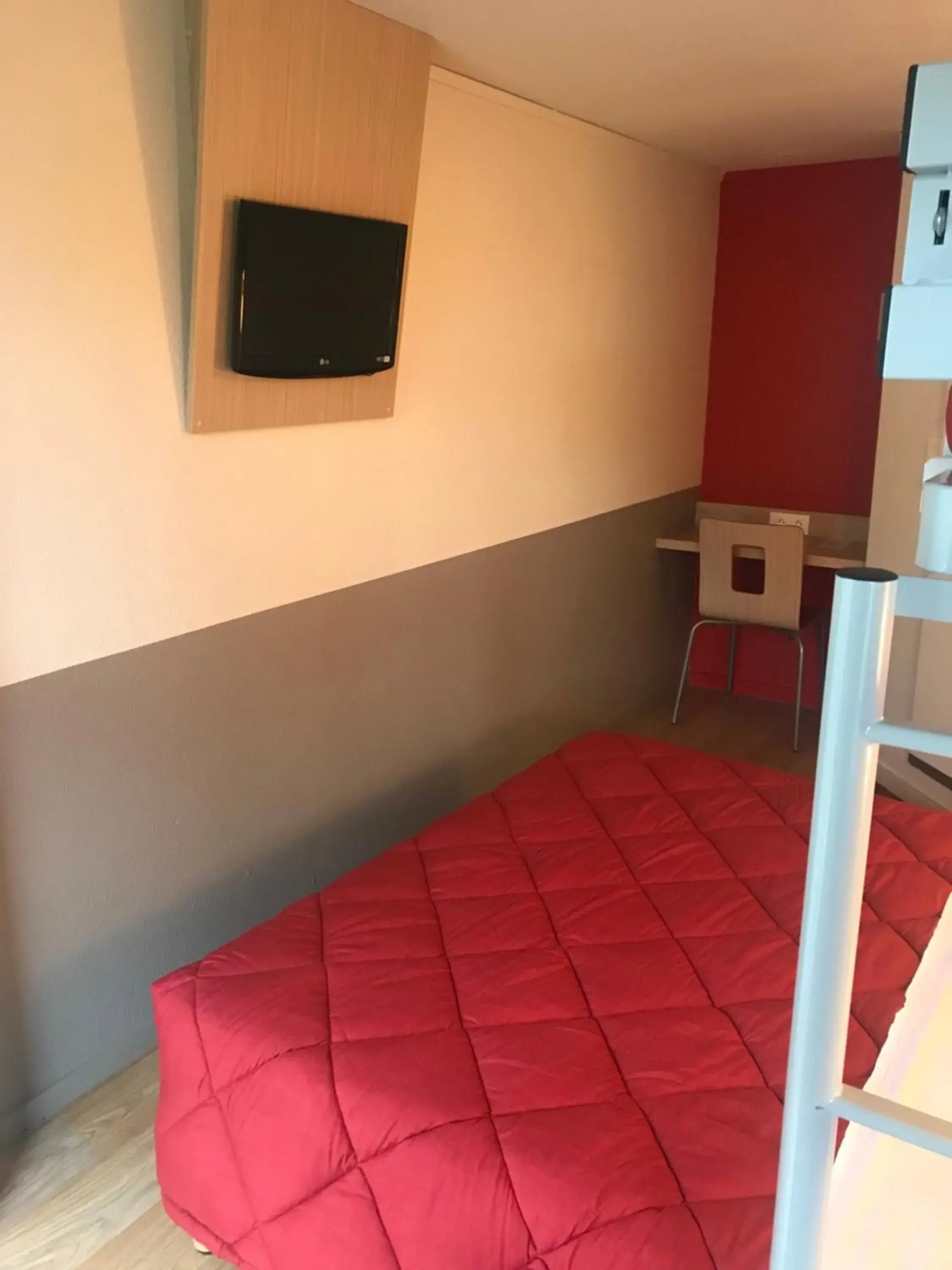 Bed, TV/Entertainment Center in Premiere Classe Montbeliard - Sochaux