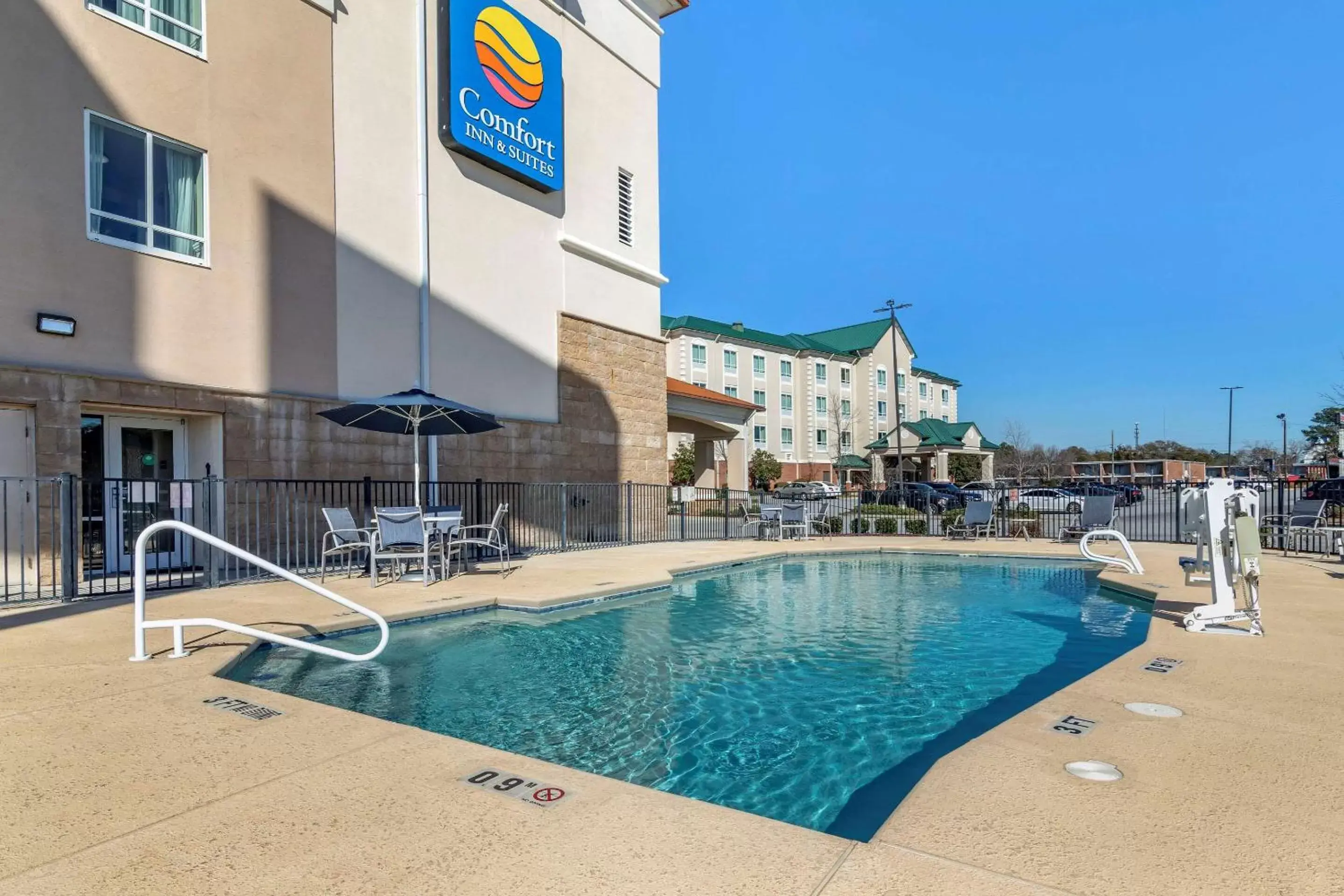 Swimming pool in Comfort Inn and Suites Tifton