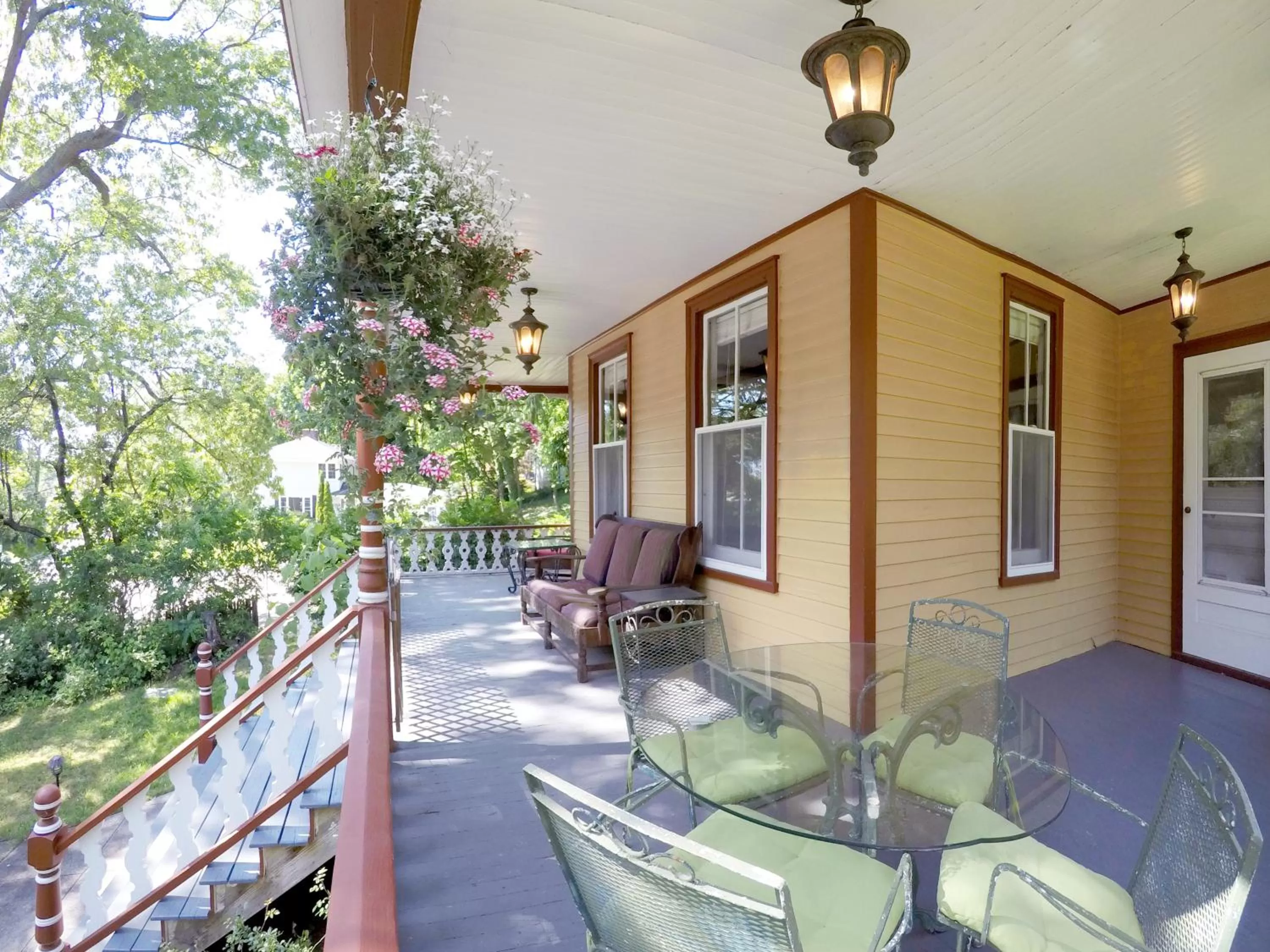 Facade/entrance in The Fox and Owl Inn