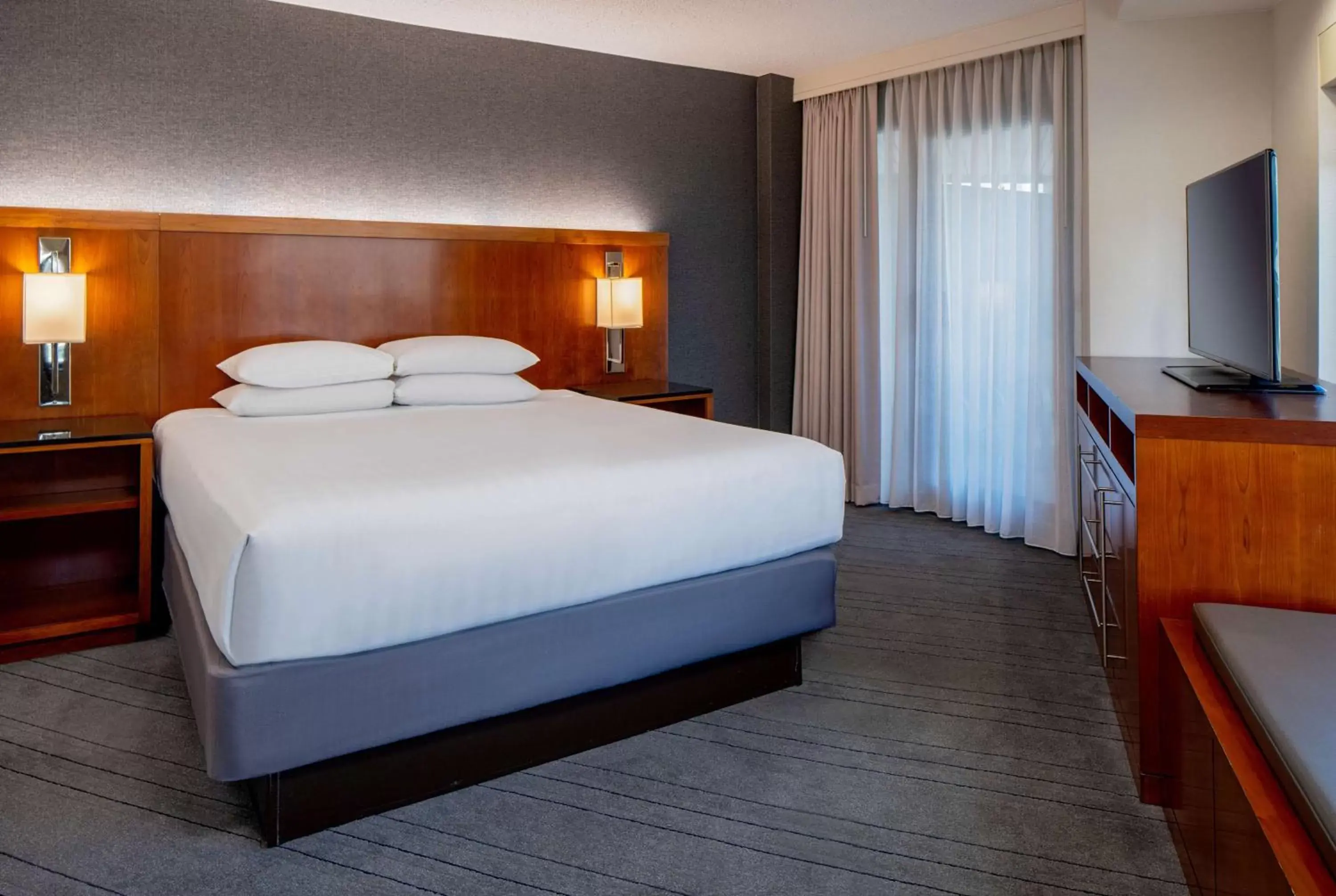 Photo of the whole room, Bed in Hyatt Regency Crystal City at Reagan National Airport