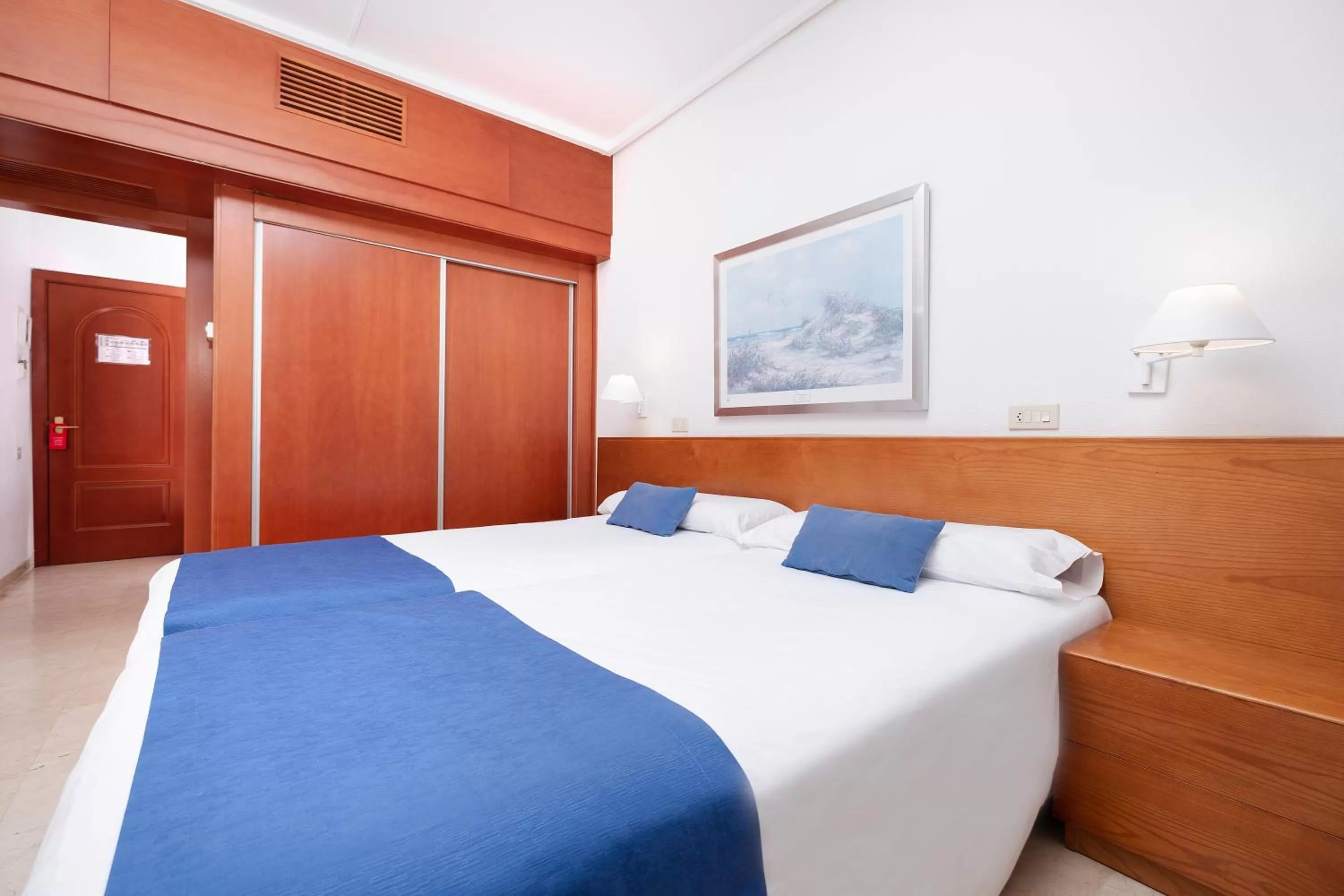 Photo of the whole room, Bed in Hotel Concorde