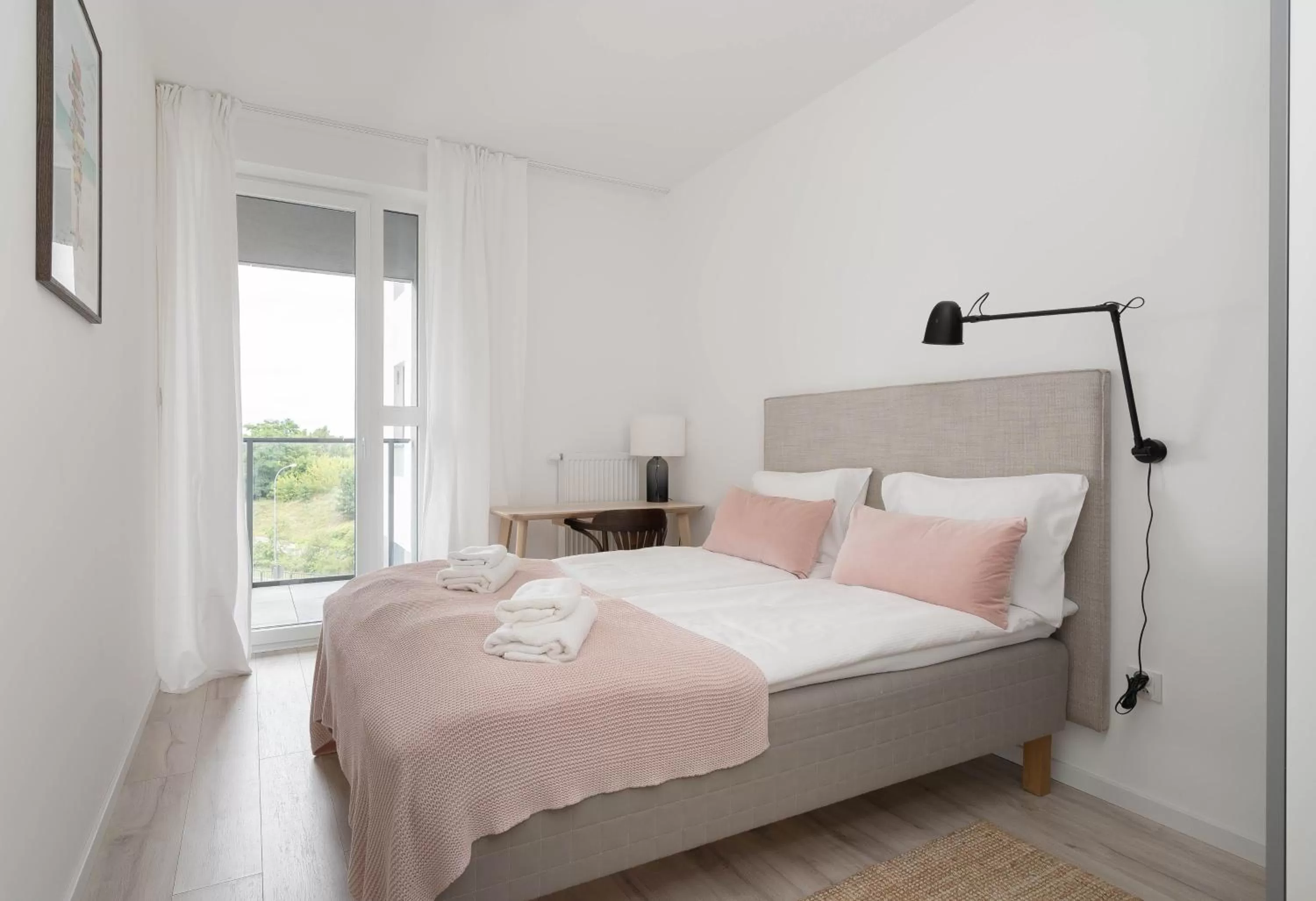 Bed in Symphony Modern Tower Apartamenty