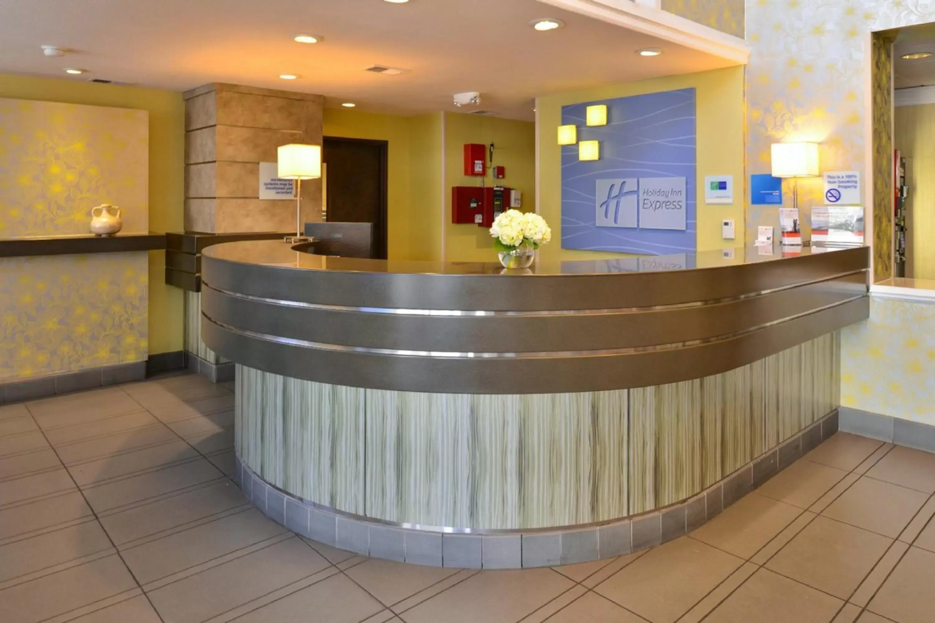 Property building, Lobby/Reception in Holiday Inn Express Berkeley, an IHG Hotel