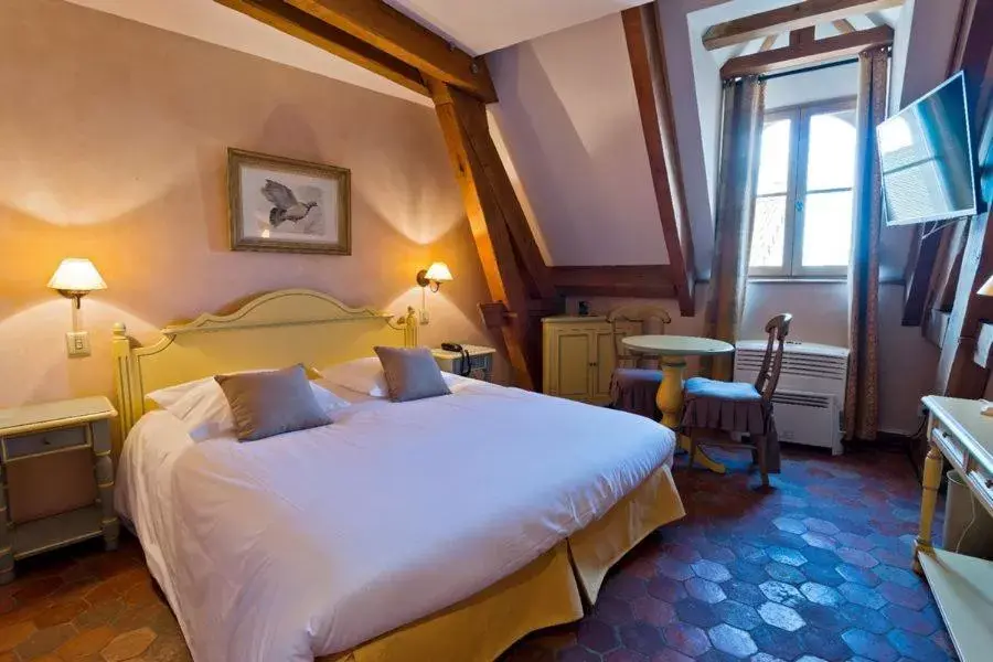 Bed in Hostellerie de la Tour d'Auxois