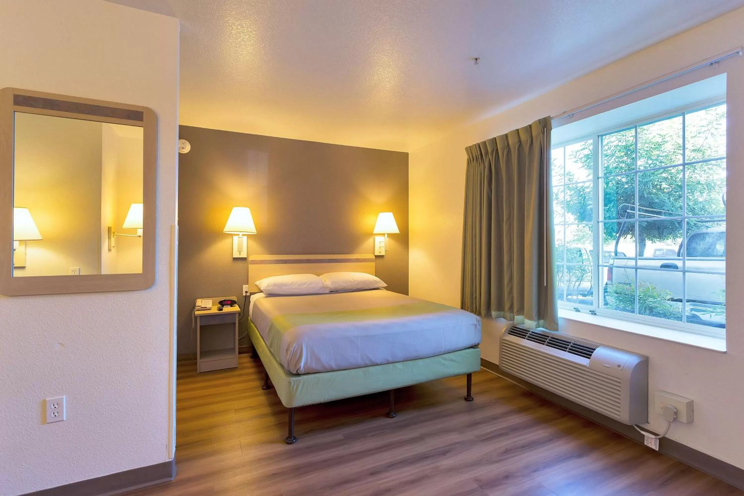 Deluxe Queen Room in Motel 6-Belmont, CA - San Francisco - Redwood City
