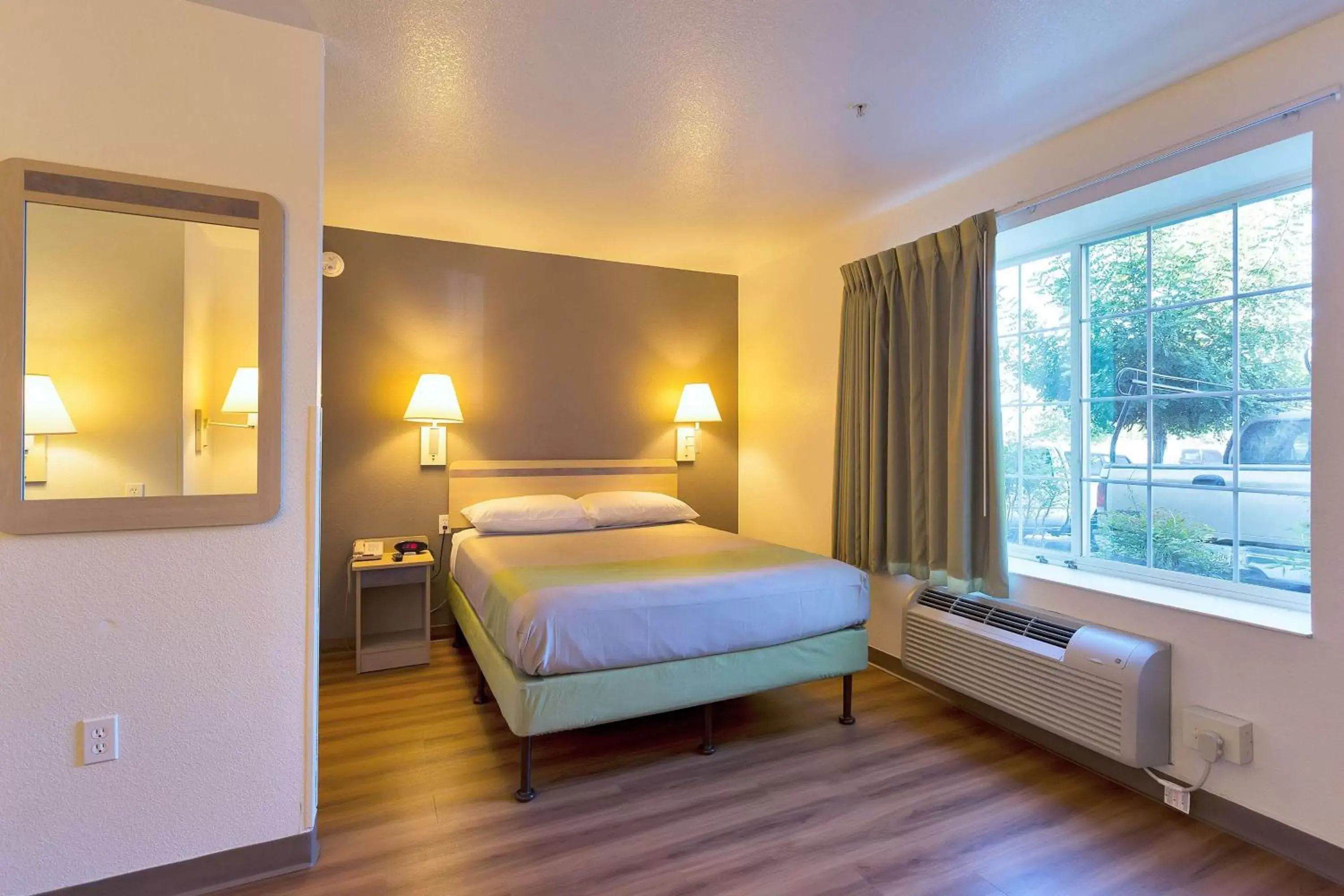 Bedroom, Bed in Motel 6-Belmont, CA - San Francisco - Redwood City