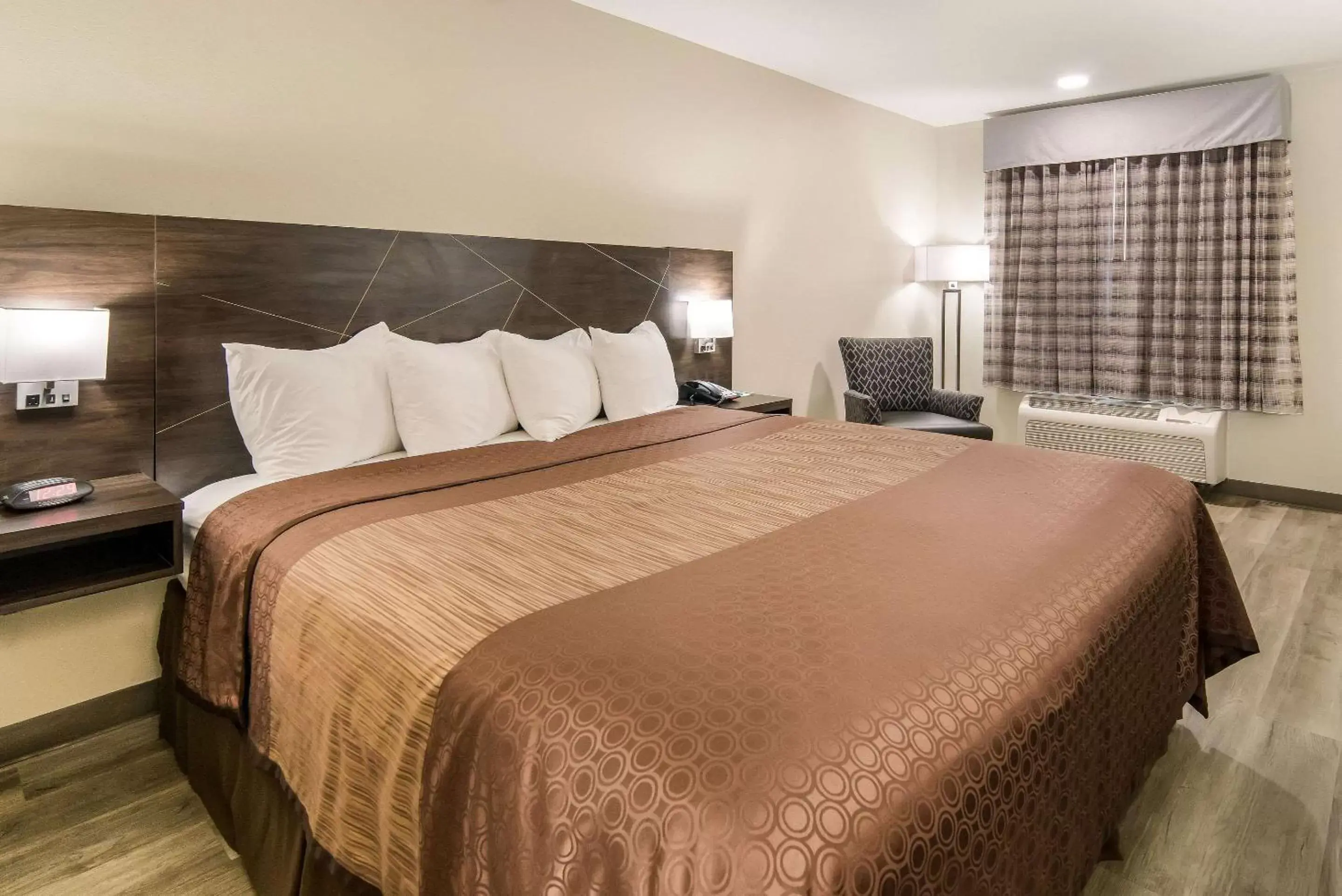 Photo of the whole room, Bed in Quality Inn & Suites Dallas-Cityplace