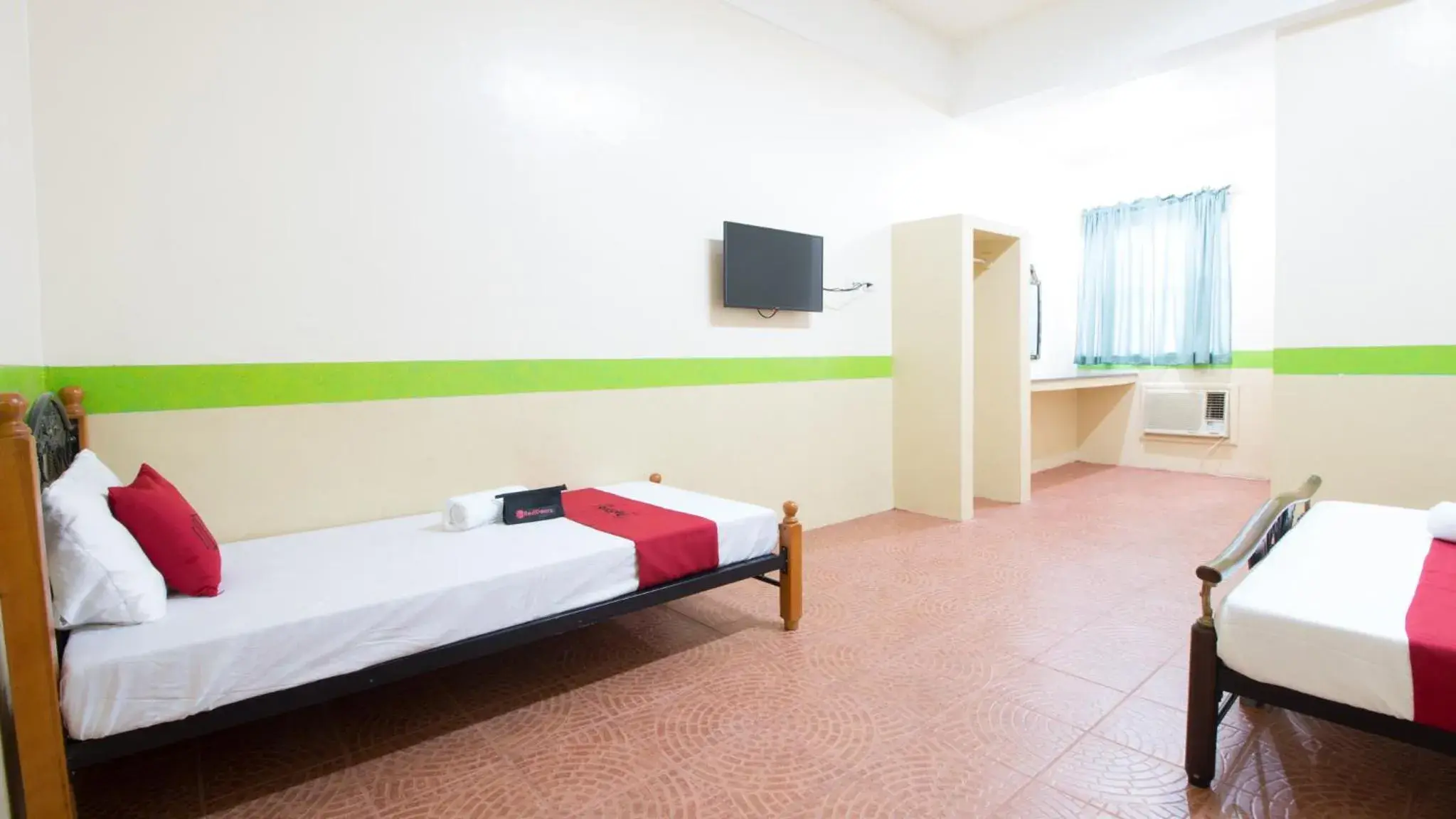 Photo of the whole room, Bed in RedDoorz Praferosa Resort Hotel Calamba