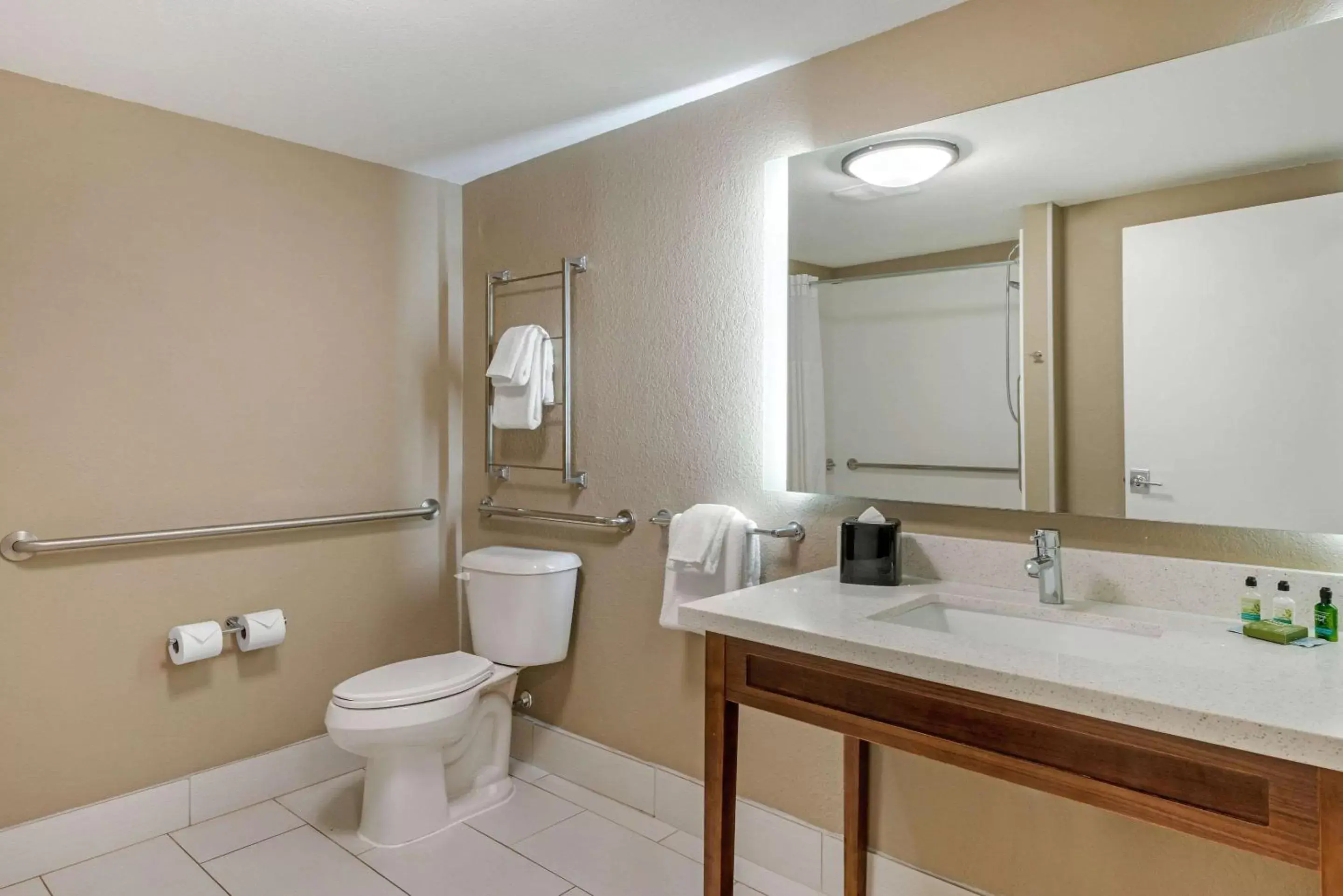 Bathroom in Seafarer Inn & Suites, Ascend Hotel Collection