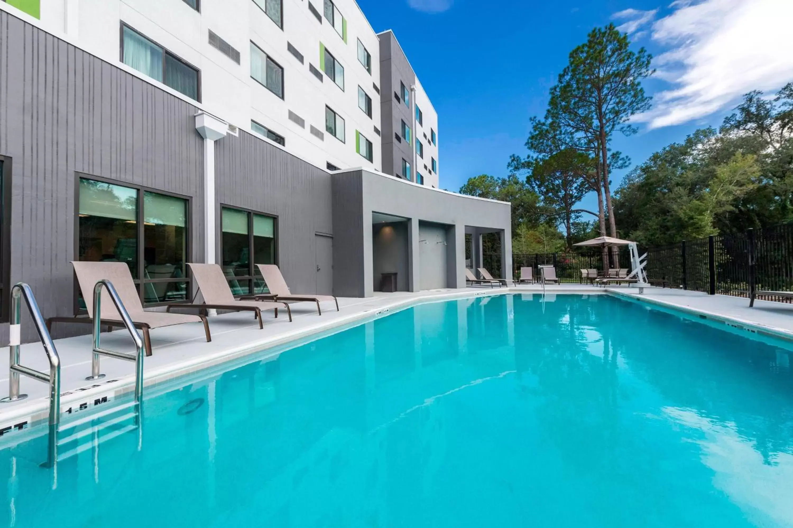 Swimming Pool in Courtyard by Marriott Tampa Northwest/Veterans Expressway