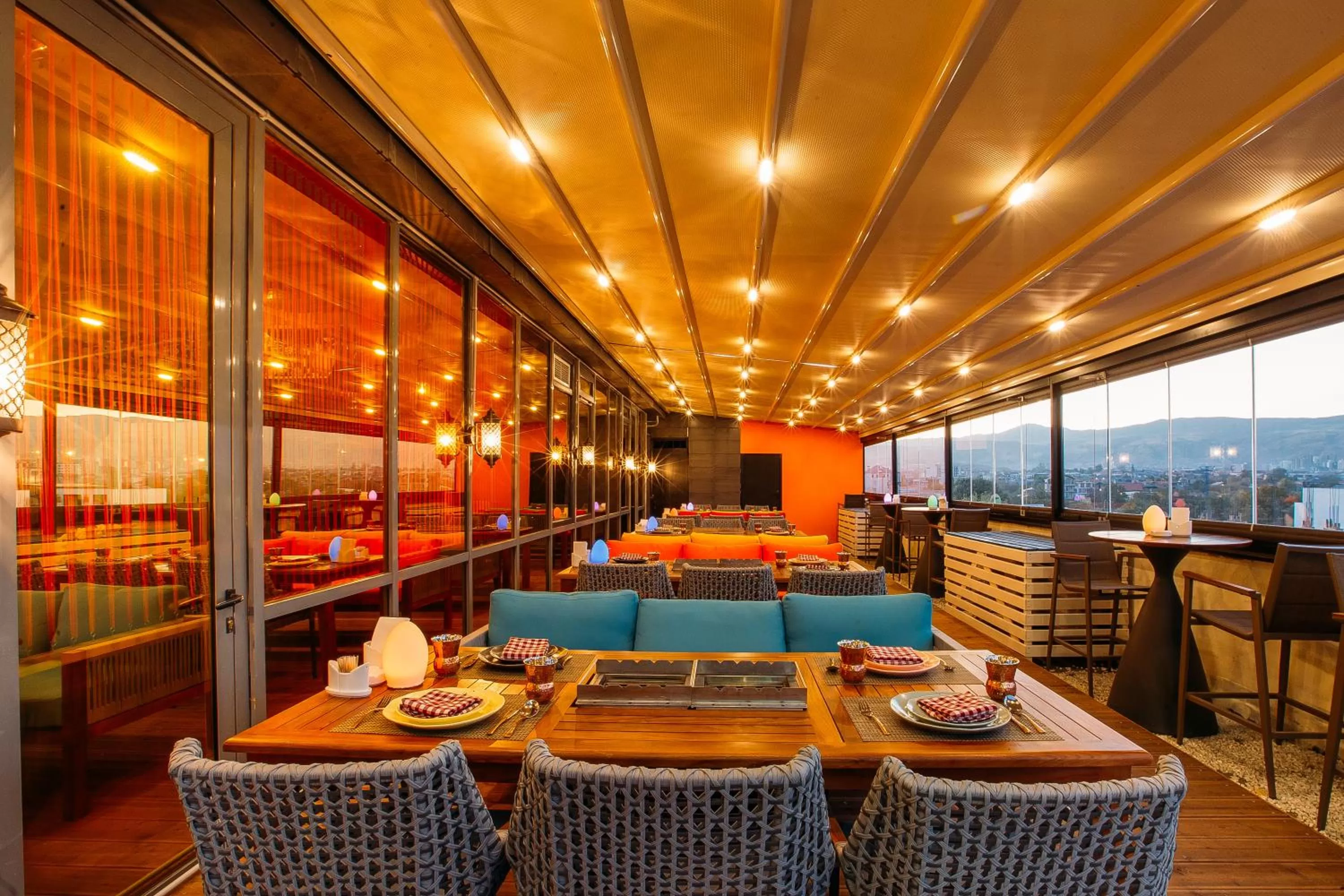 Restaurant/places to eat in Golden Palace Hotel