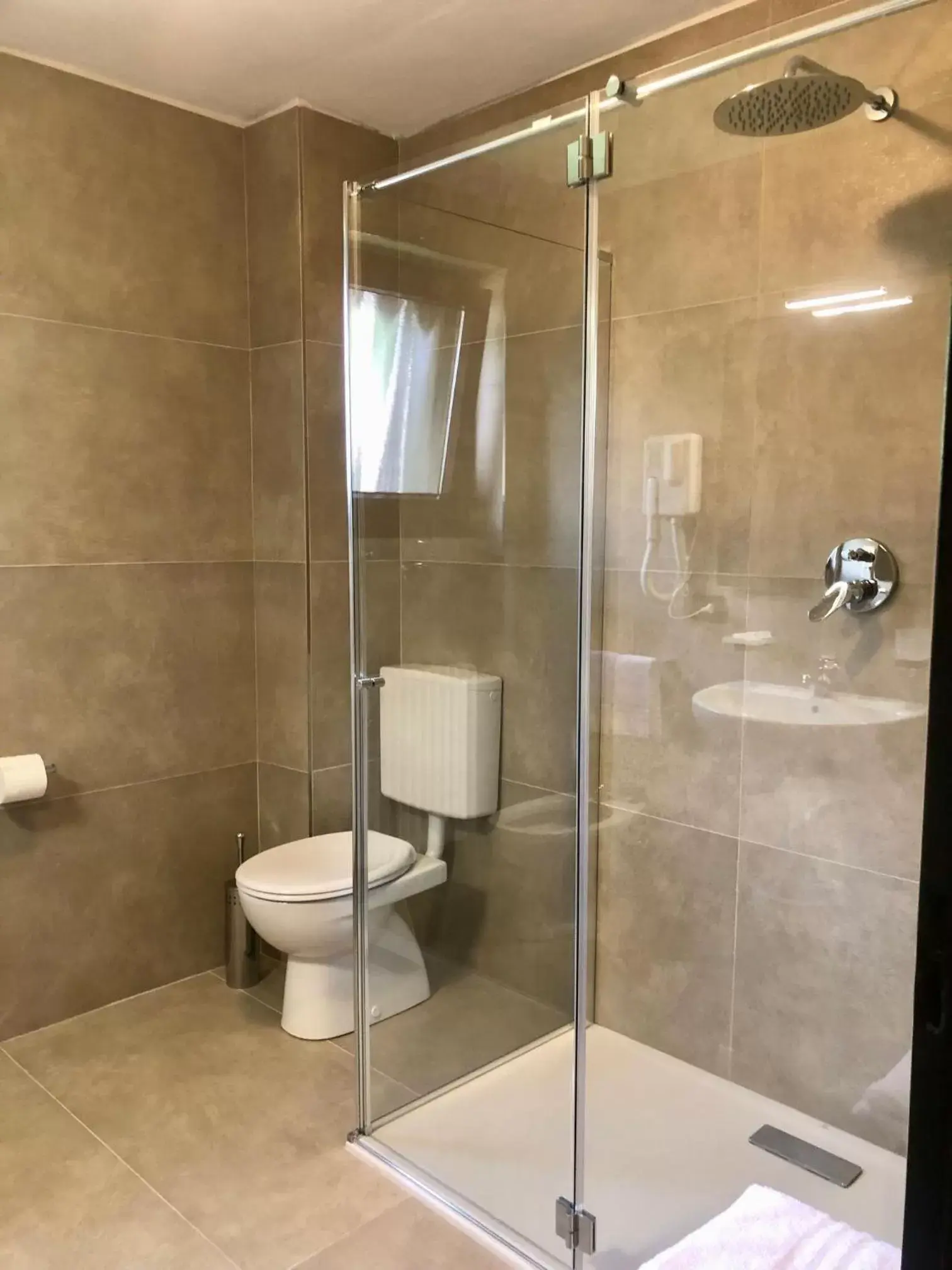 Shower, Bathroom in Hotel Zeni