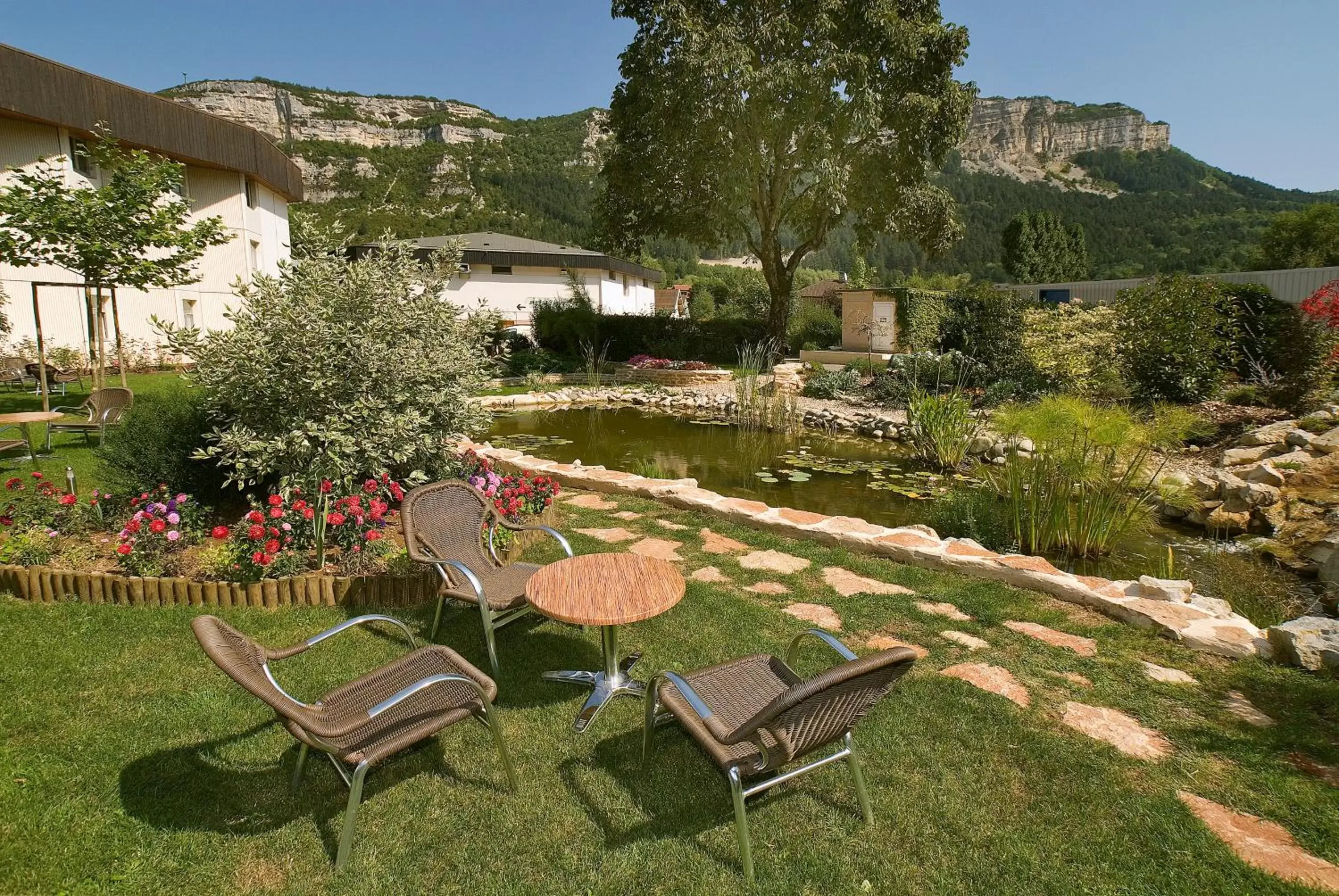 Area and facilities, Garden in Hôtel-Restaurant de l'Embarcadère