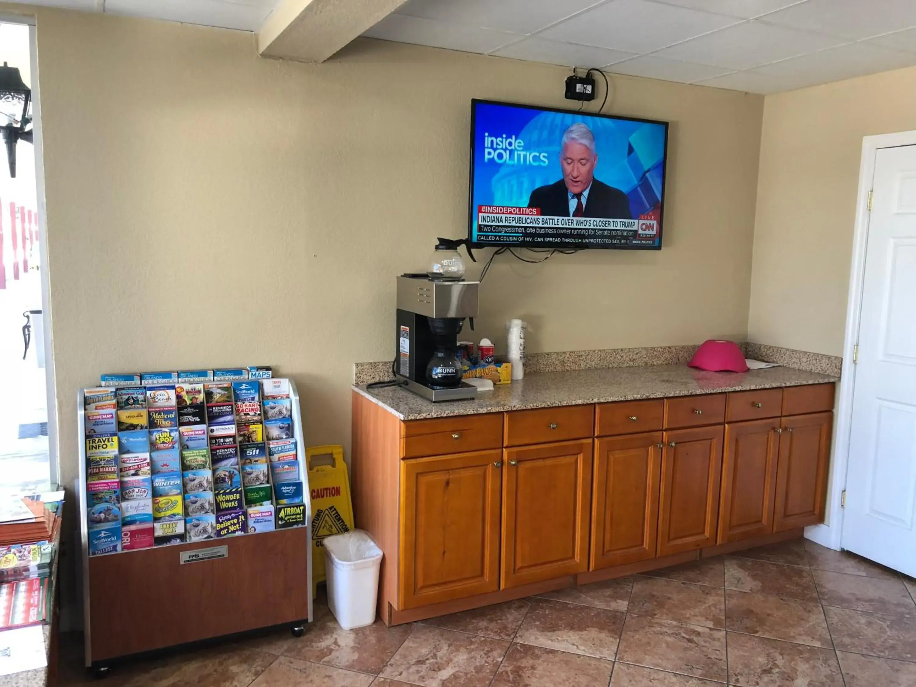 Coffee/tea facilities, TV/Entertainment Center in La Bella Inn