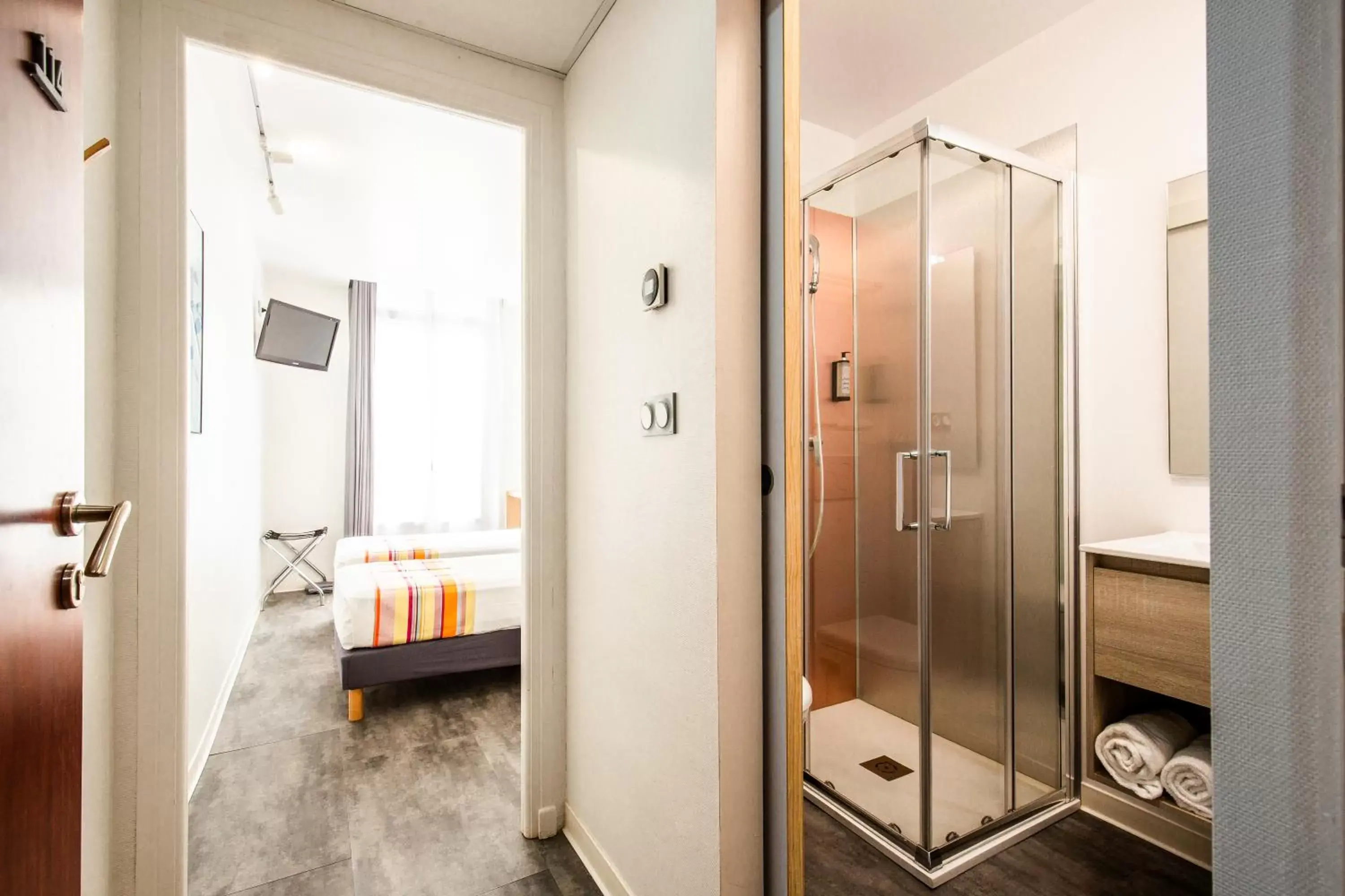 Shower, Bed in Hôtel PB - Paris-Barcelone