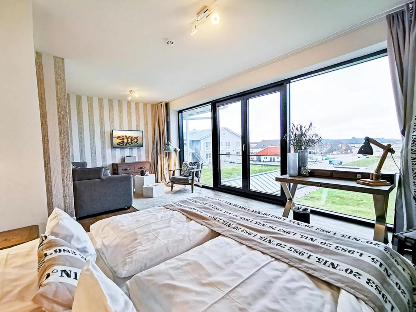 Photo of the whole room, Bed in Easy Living