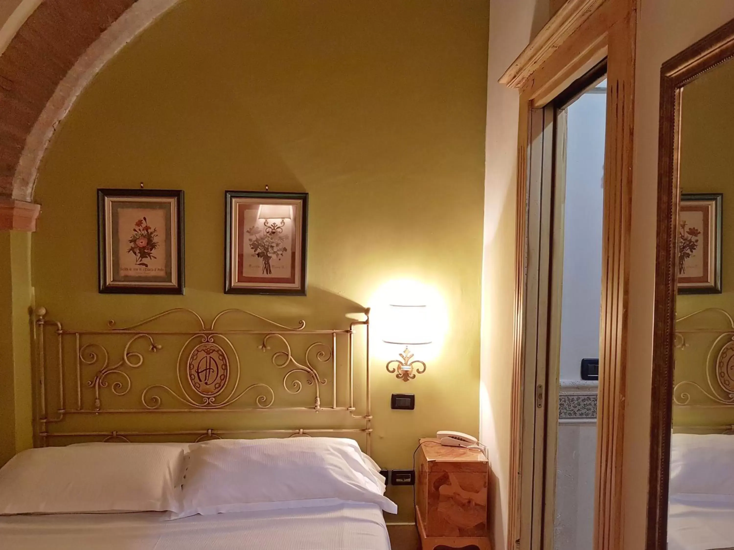 Photo of the whole room, Bed in Albergo delle Drapperie